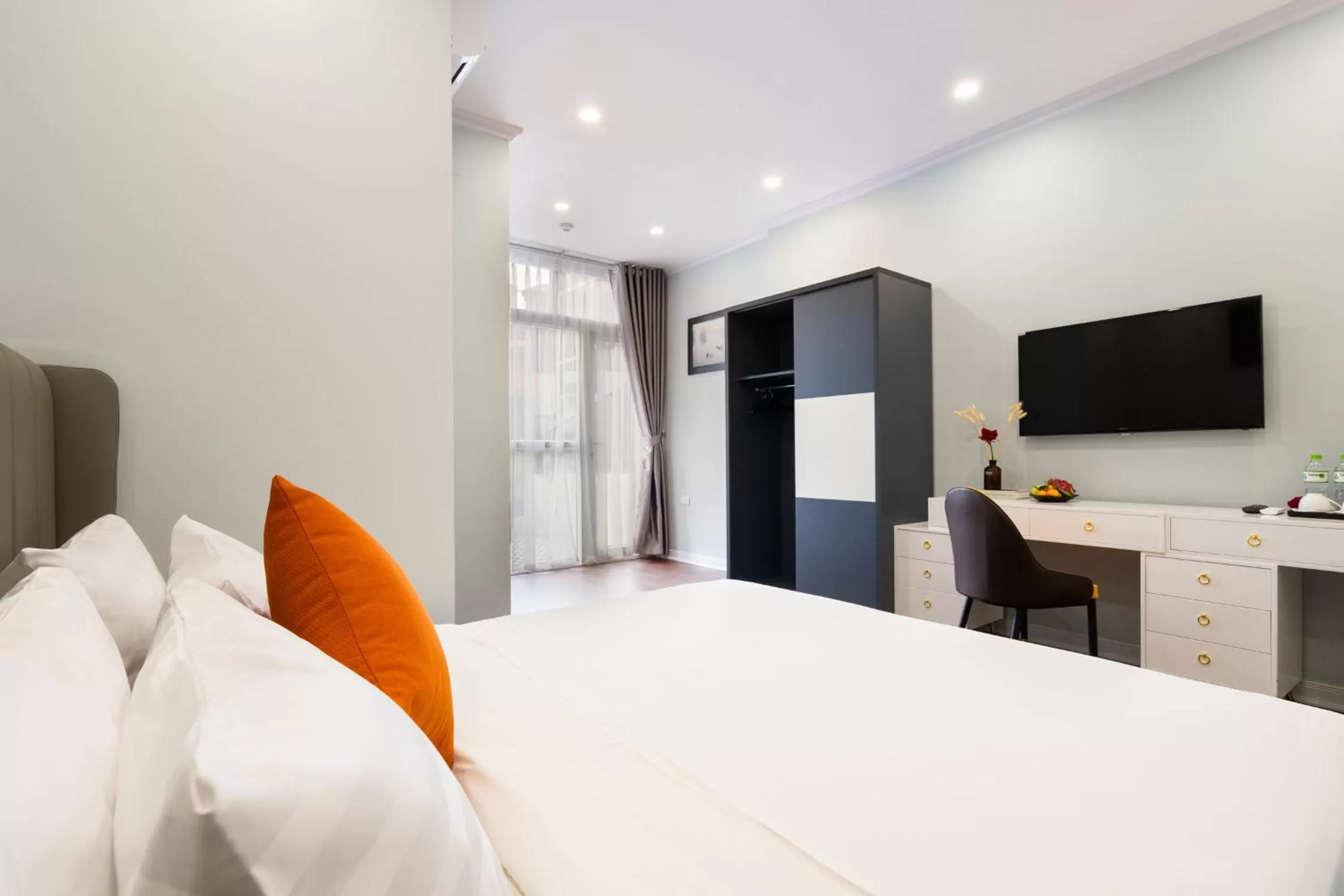 Photo of the whole room, Bed in Hanoi Memory Legends Hotel