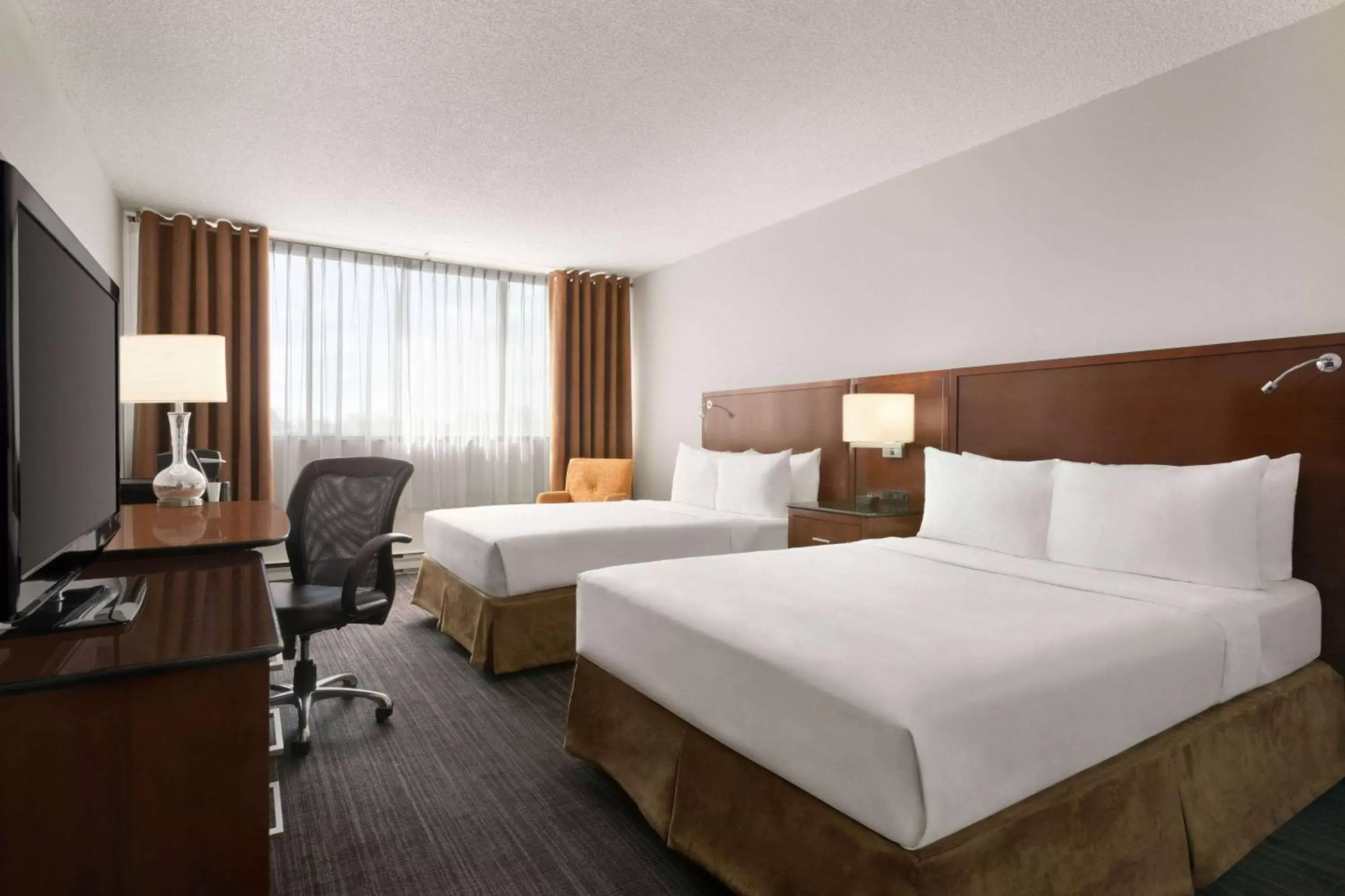 Photo of the whole room, Bed in Travelodge by Wyndham Quebec City Hotel & Convention Centre