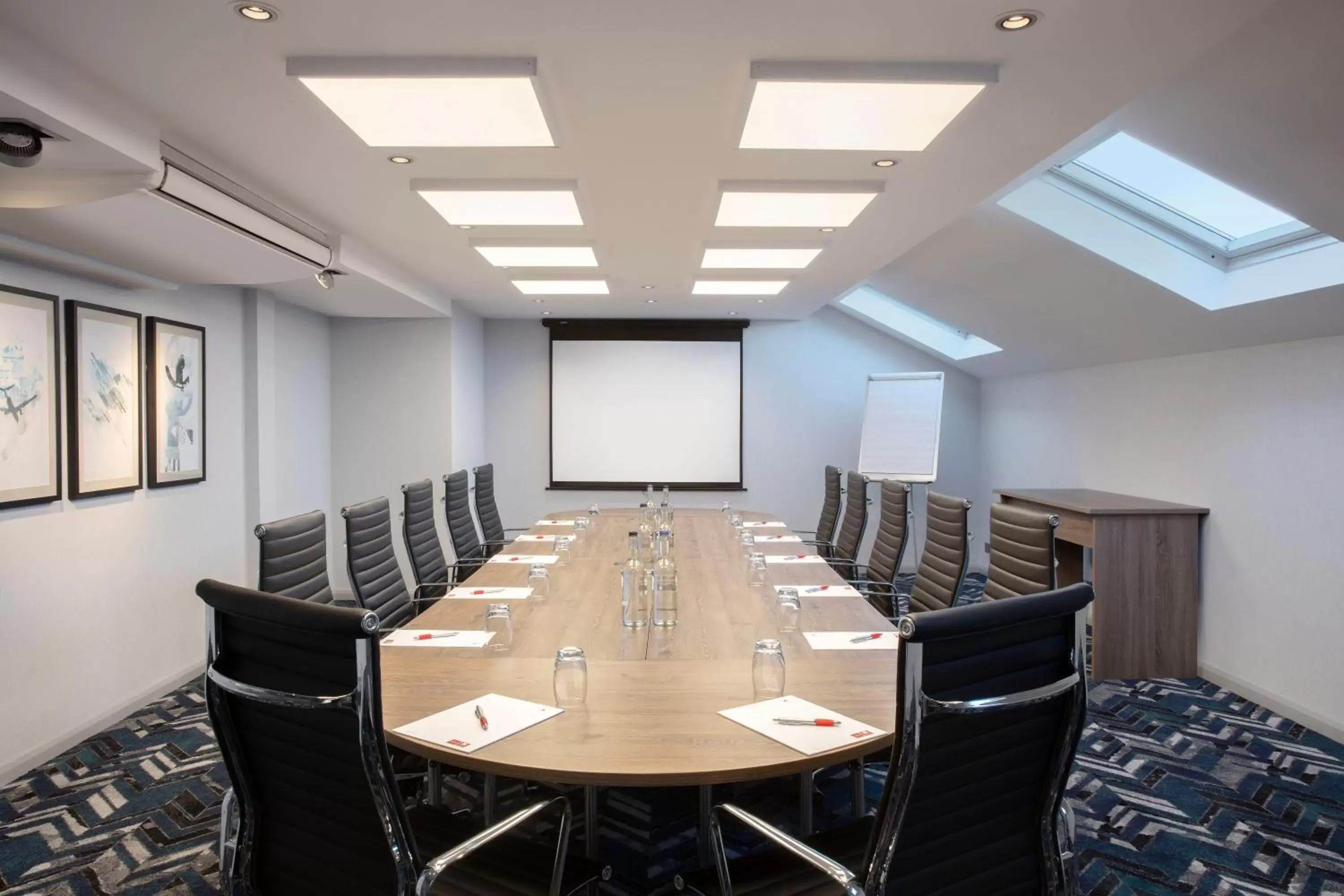 Meeting/conference room in Leonardo London Heathrow Airport