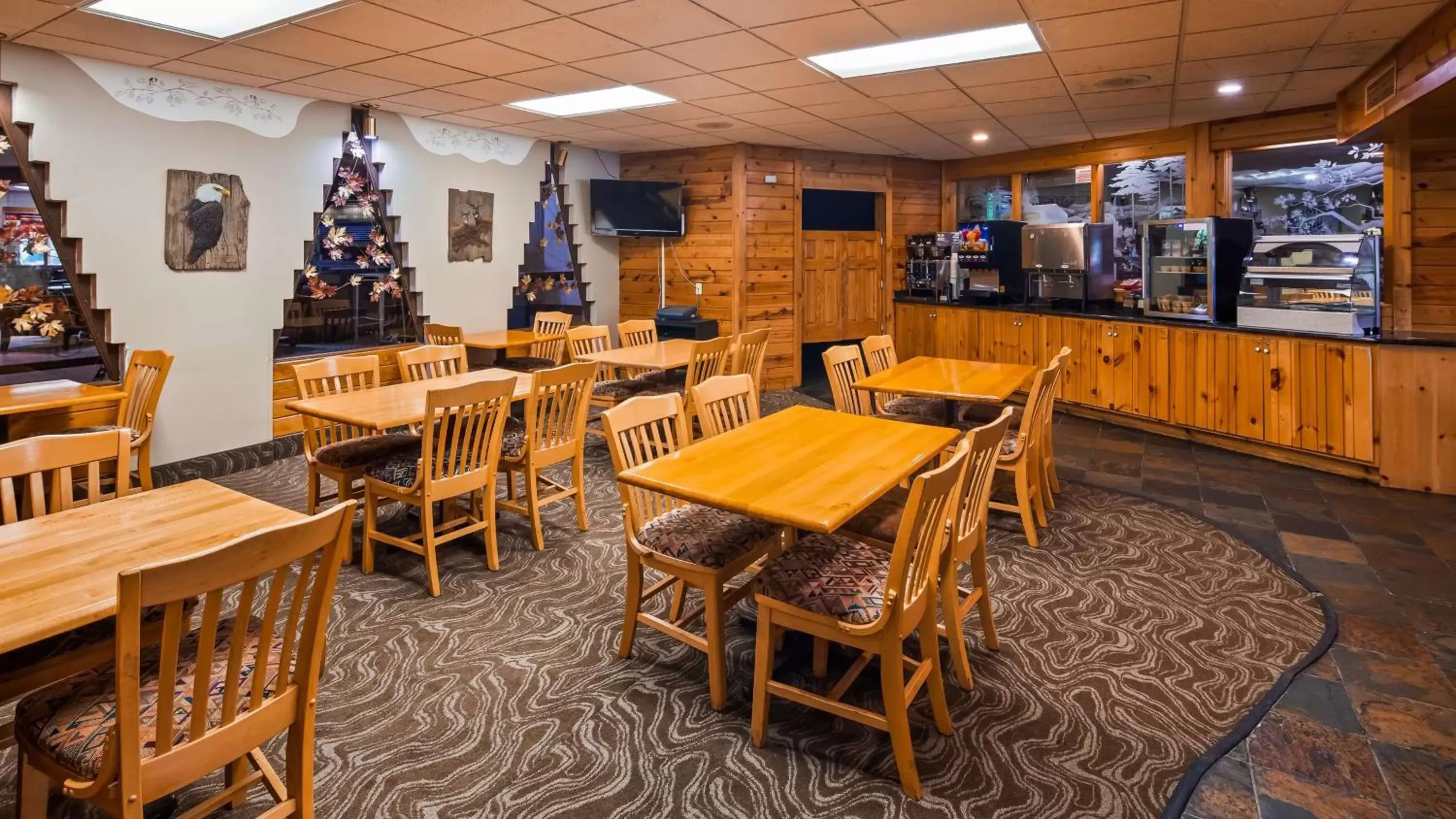 Restaurant/Places to Eat in SureStay Plus Hotel by Best Western Black River Falls