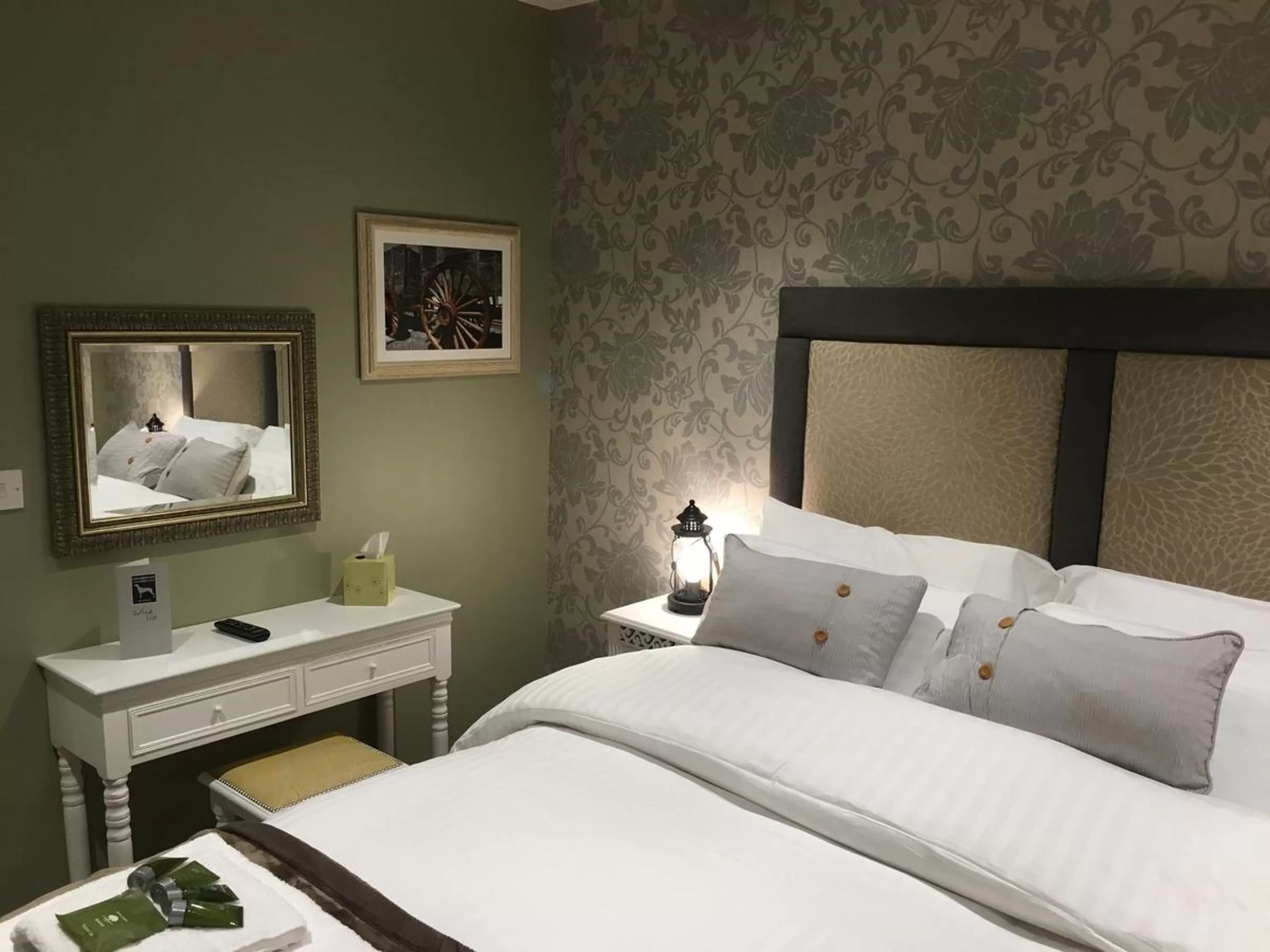 Bedroom, Bed in Greyhound Inn Wilton