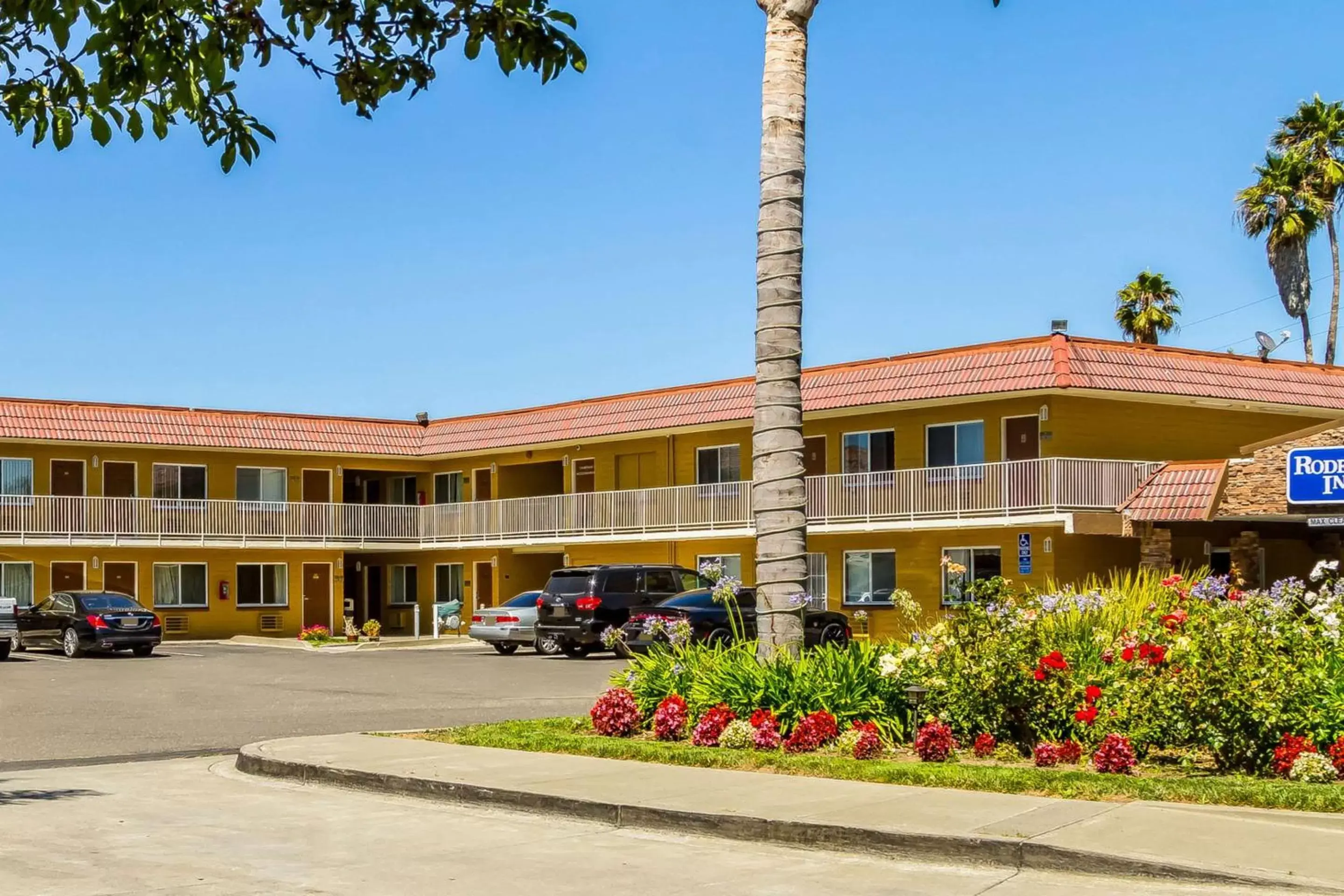 Property Building in Rodeway Inn - Rohnert Park