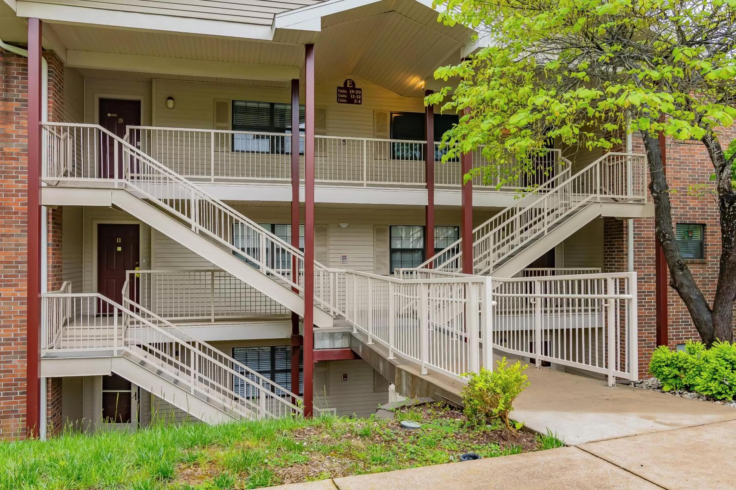 Property Building in Thousand Hills - The Knollwood At Foothills