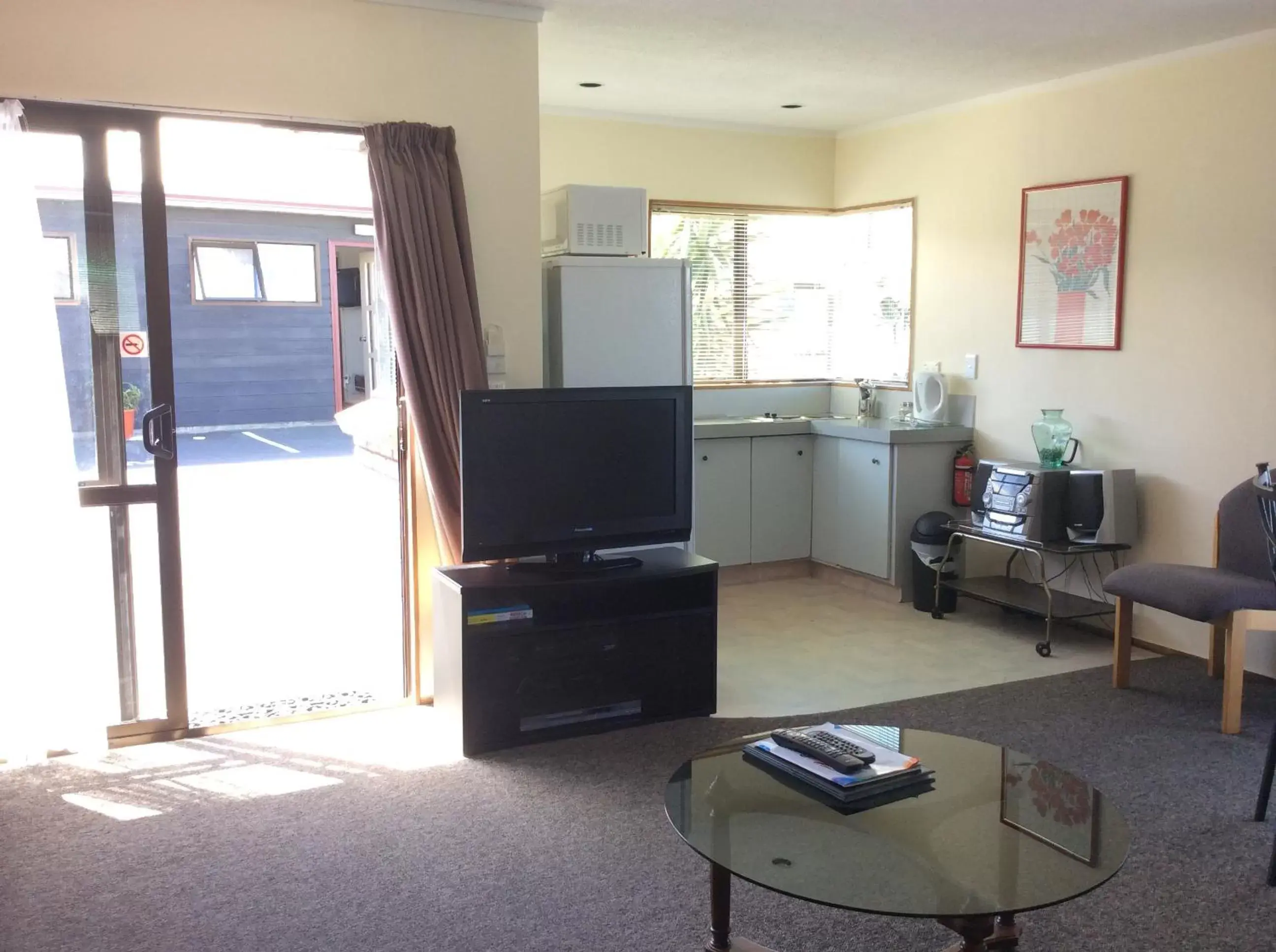 Living room, TV/Entertainment Center in ASURE Kapiti Court Motel