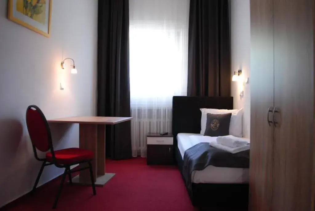 Photo of the whole room, Bed in Hotel Continental Koblenz
