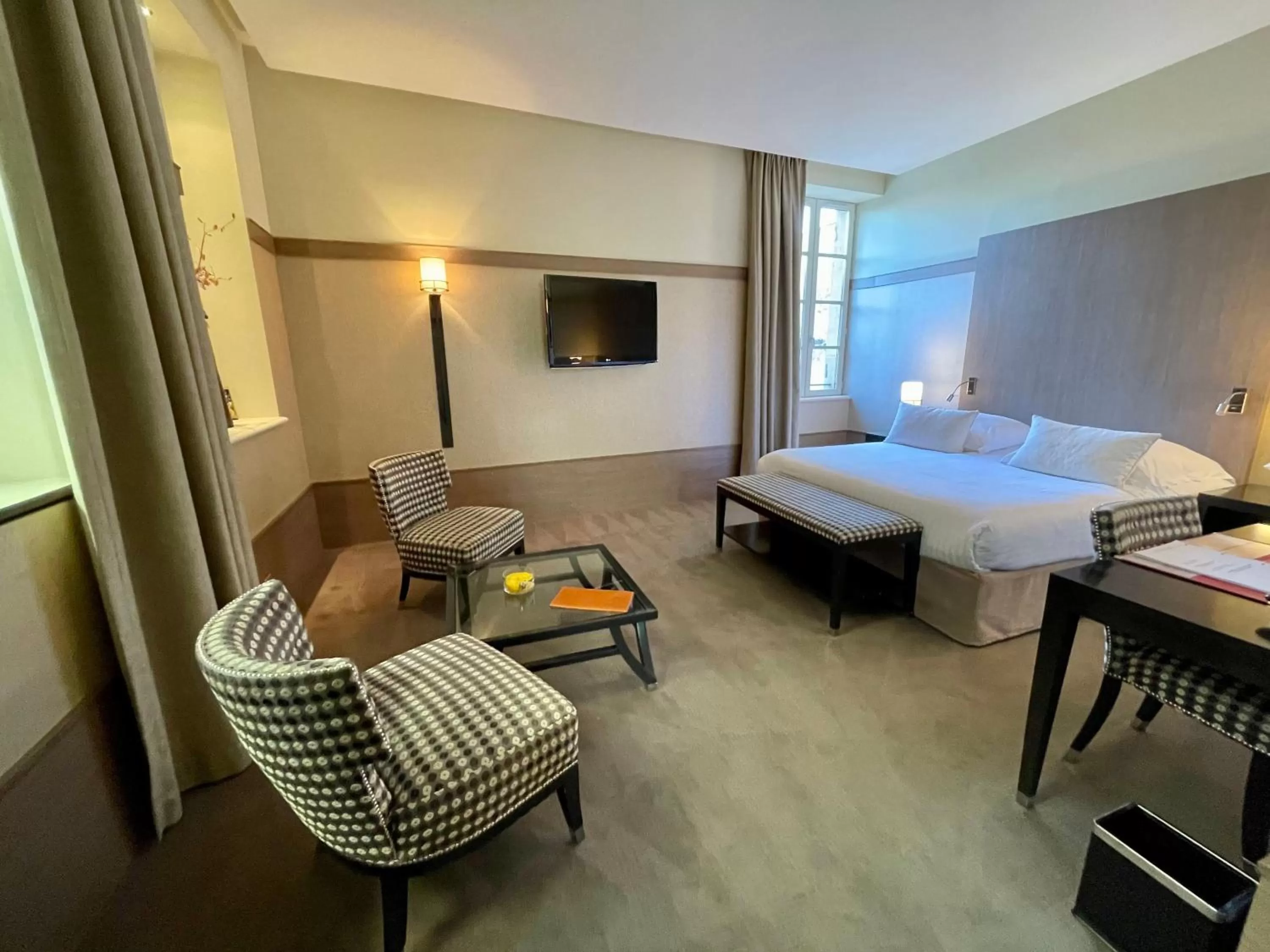 Bedroom in Hôtel Au Logis des Remparts