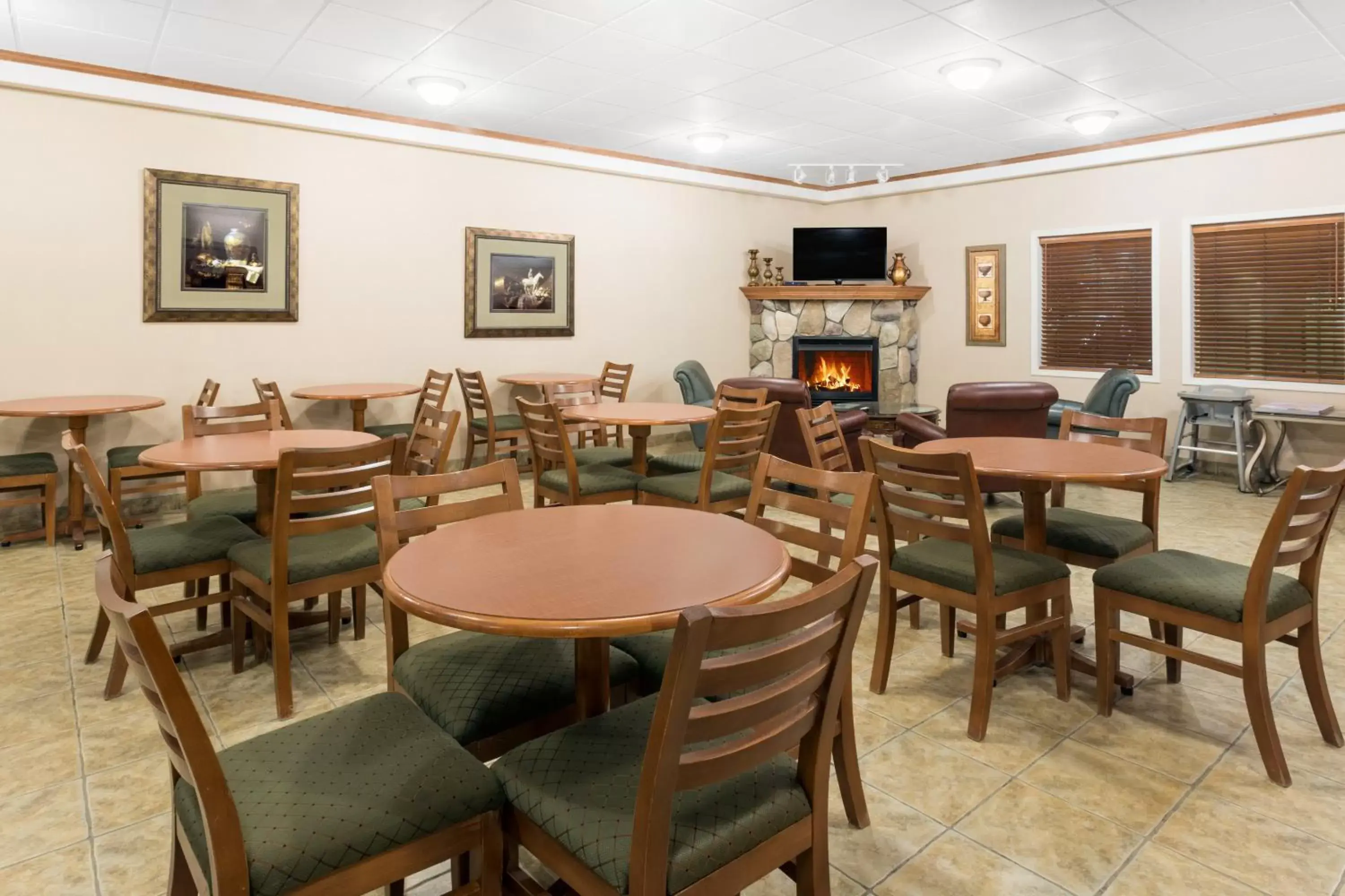 Communal lounge/ TV room, Restaurant/Places to Eat in Ramada by Wyndham Clairmont/Grande Prairie