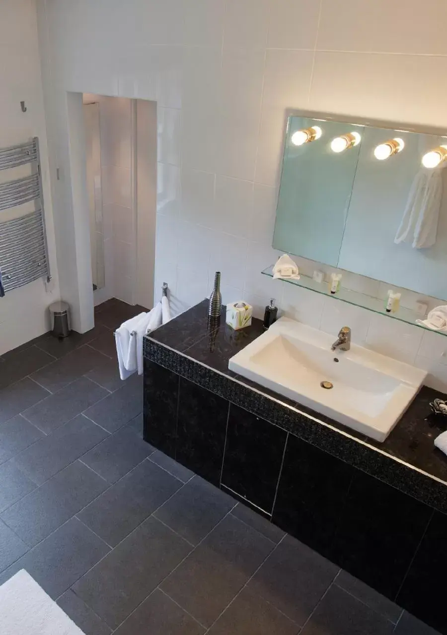 Bathroom in Sturmer Hall Hotel and Conference Centre