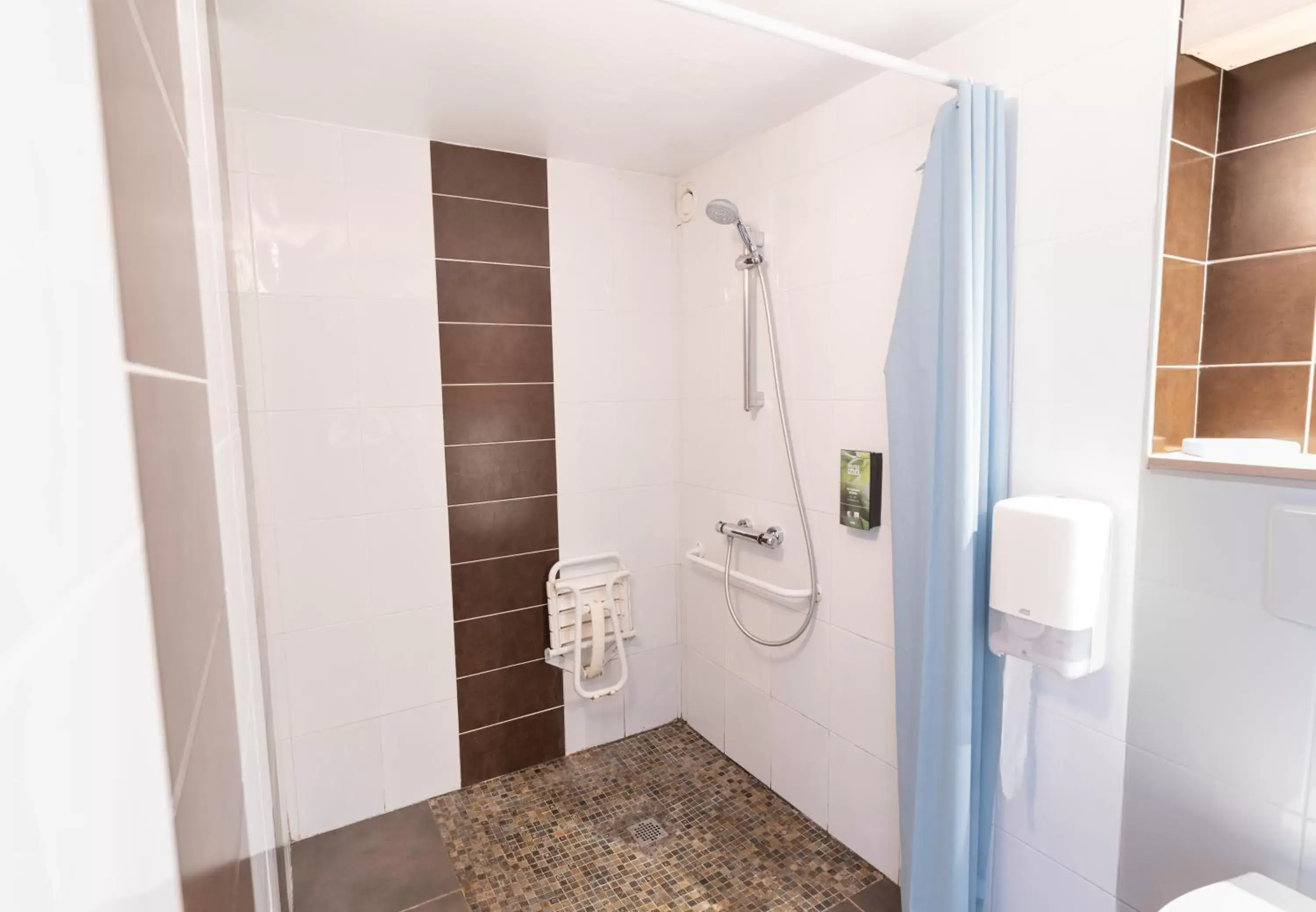 Facility for disabled guests, Bathroom in Hotel Inn Design La Rochelle