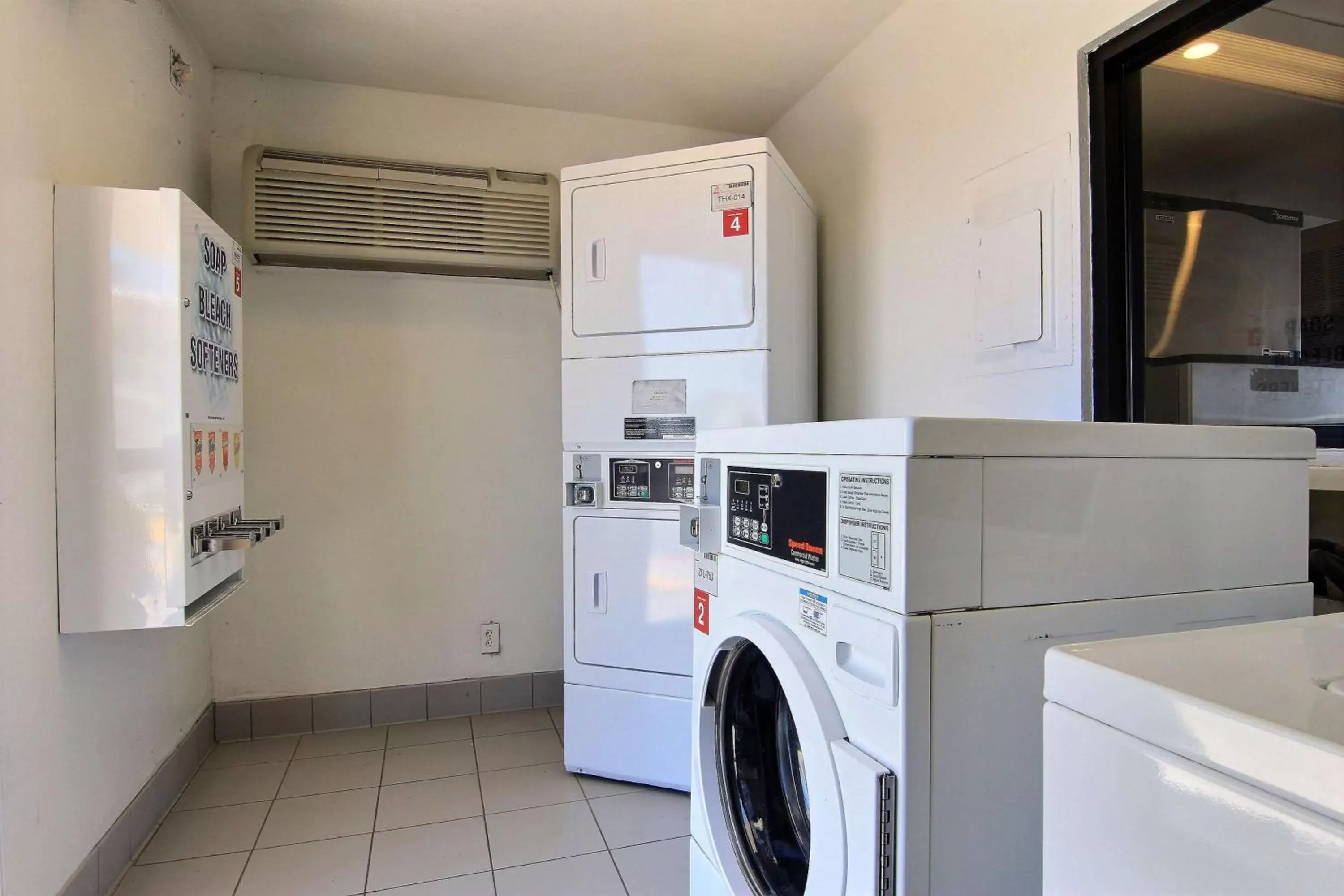 laundry, Kitchen/Kitchenette in Motel 6-Corpus Christi, TX - East - North Padre Island