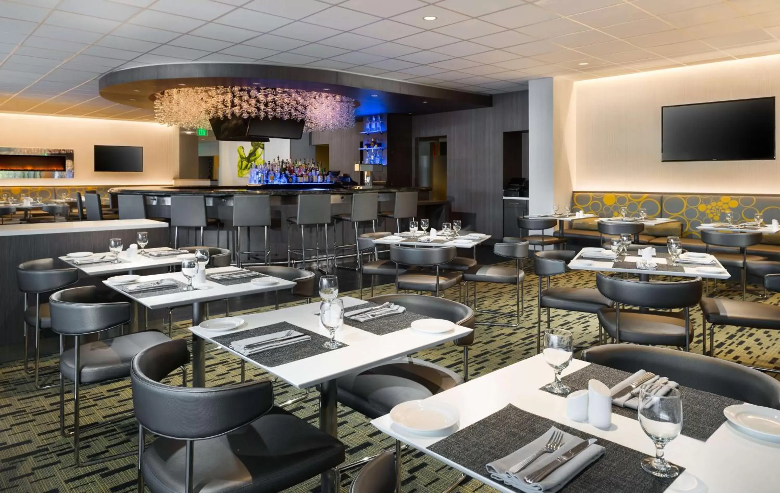 Lounge or bar, Restaurant/Places to Eat in Hilton San Francisco Airport Bayfront - No Resort Fee