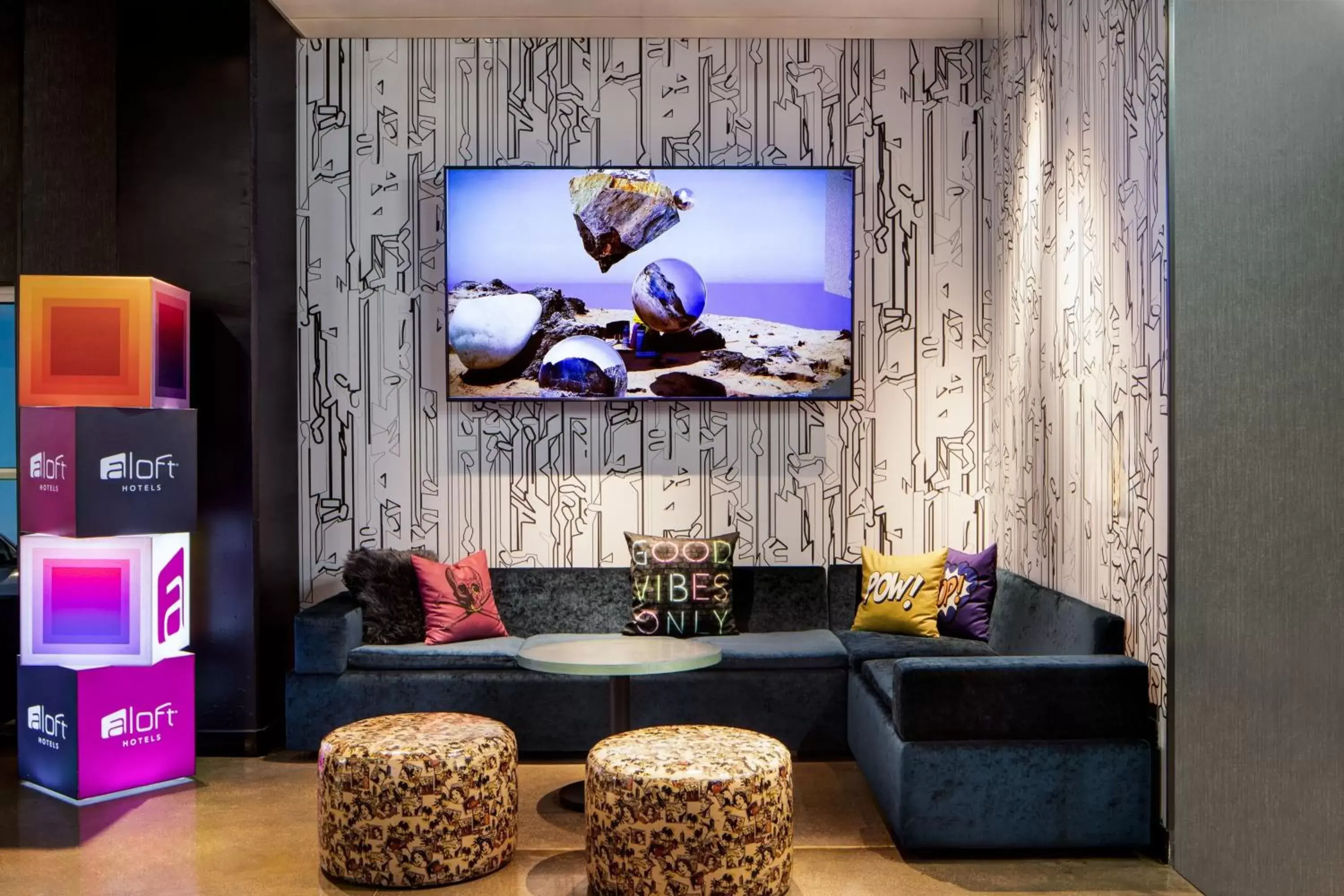 Lounge or bar, TV/Entertainment Center in Aloft Denver Downtown