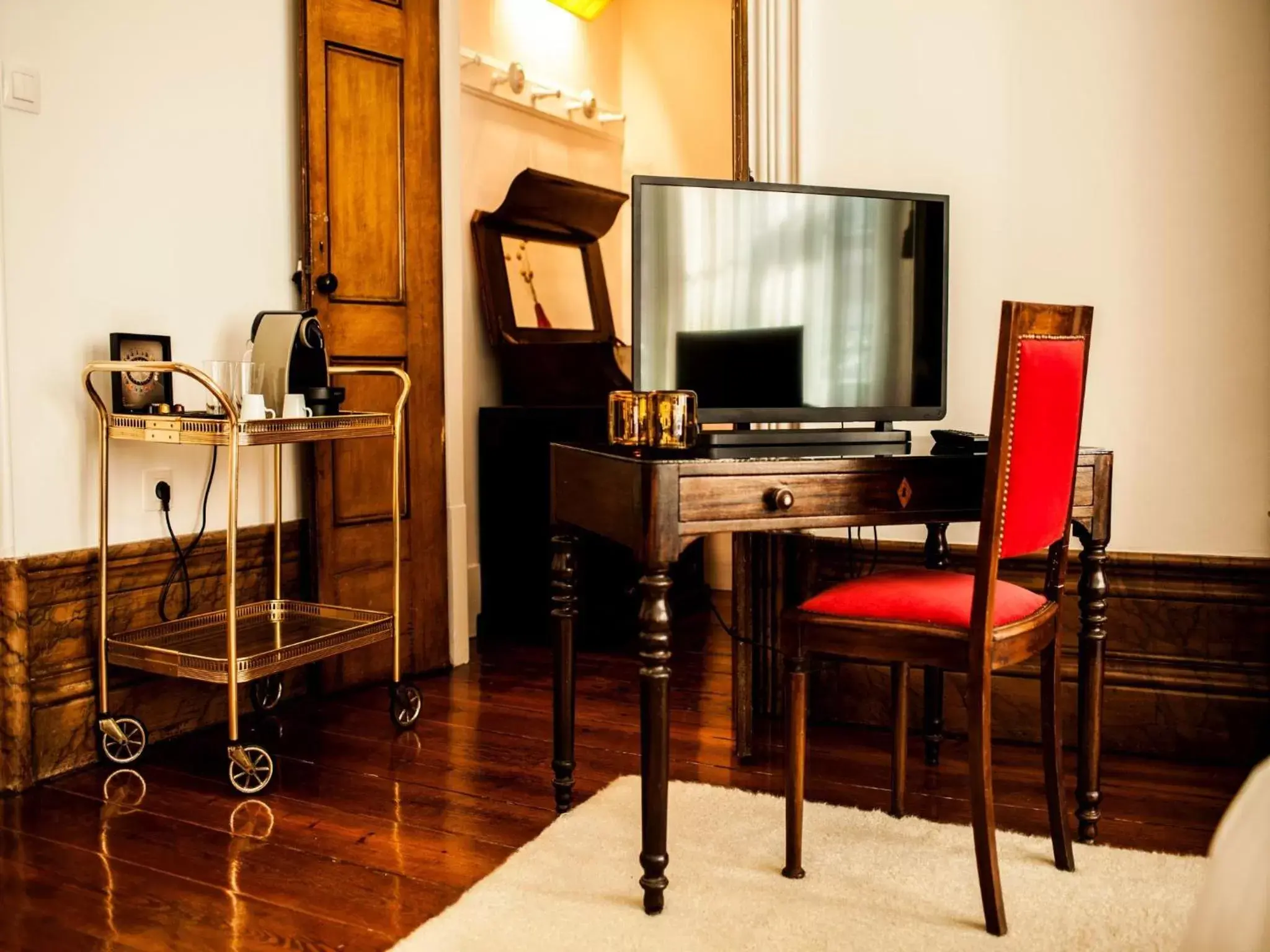 Decorative detail, TV/Entertainment Center in Oporto Loft