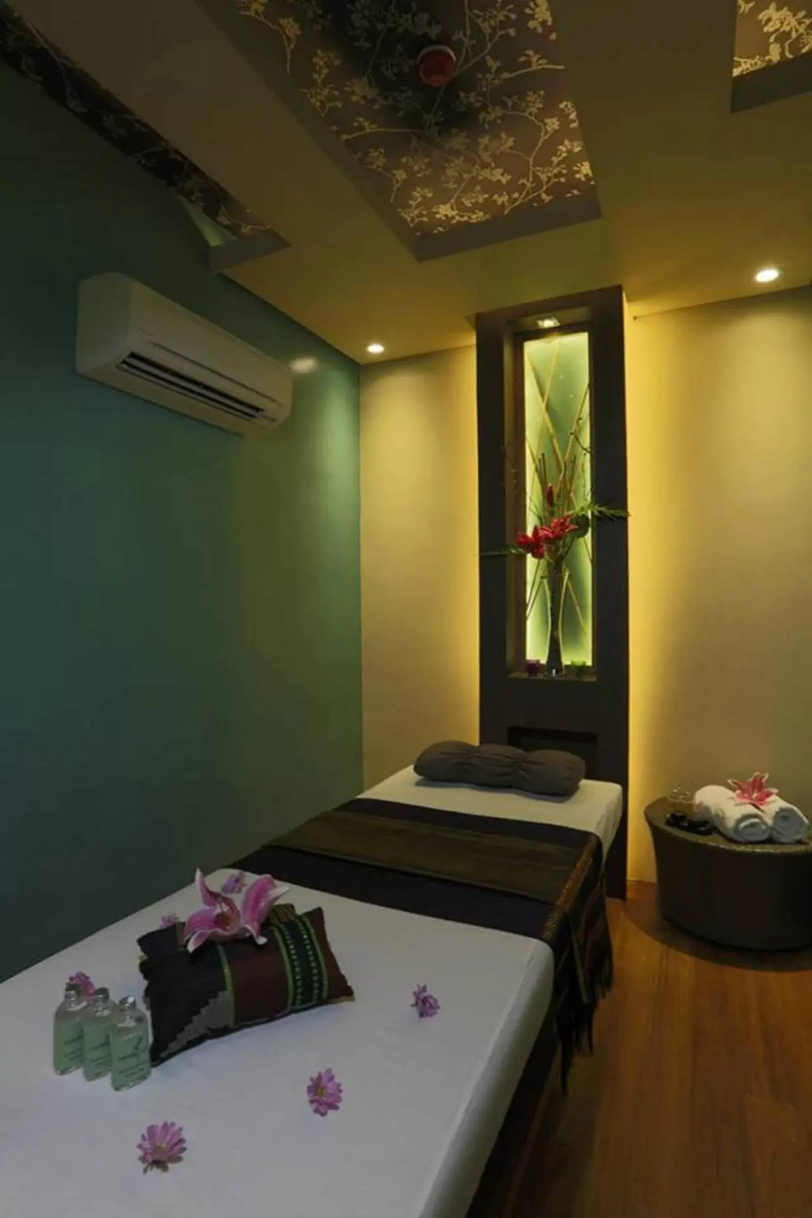 Spa and wellness centre/facilities, Bed in Greenleaf Hotel Gensan