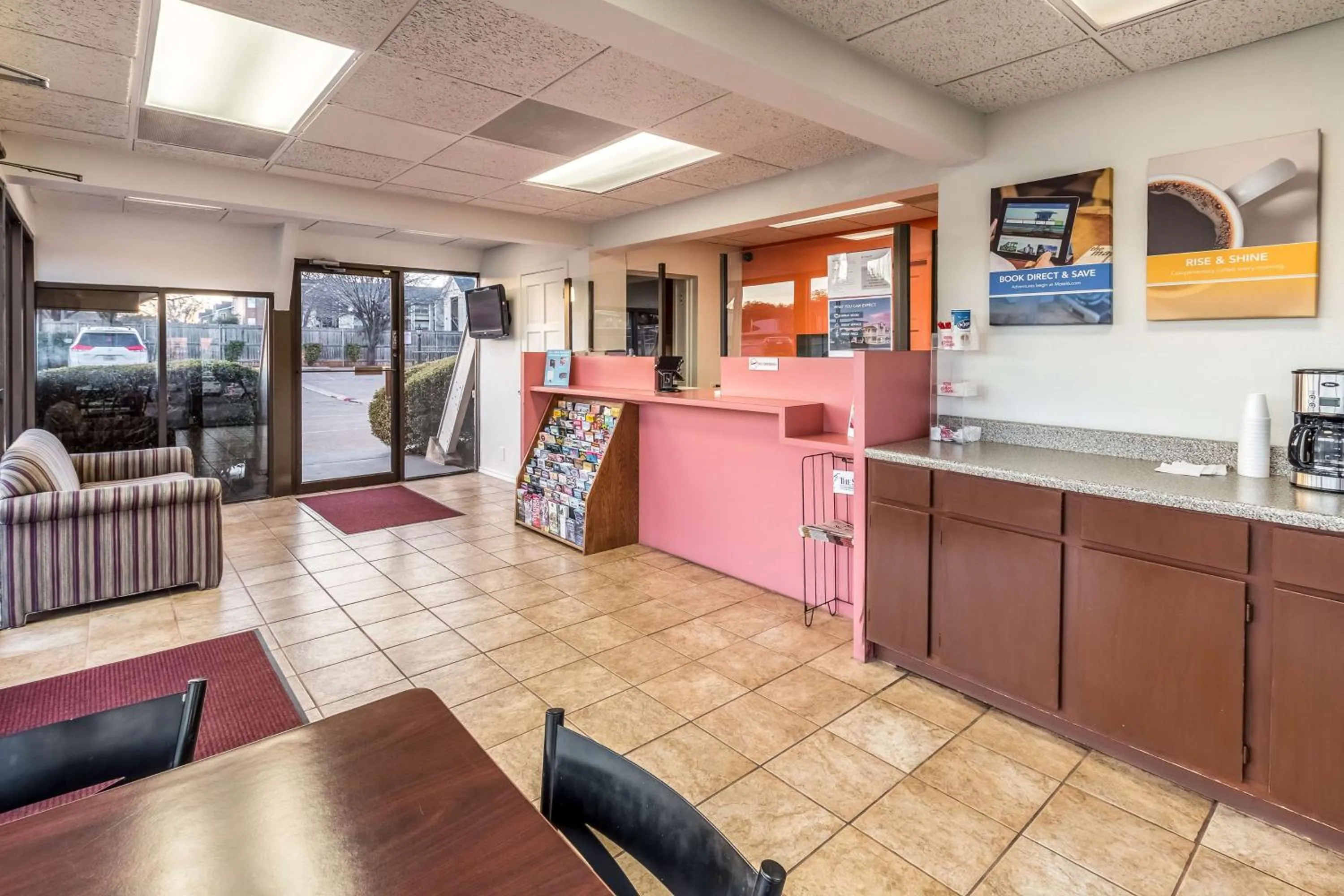 Lobby or reception in Motel 6-Arlington, TX - UTA