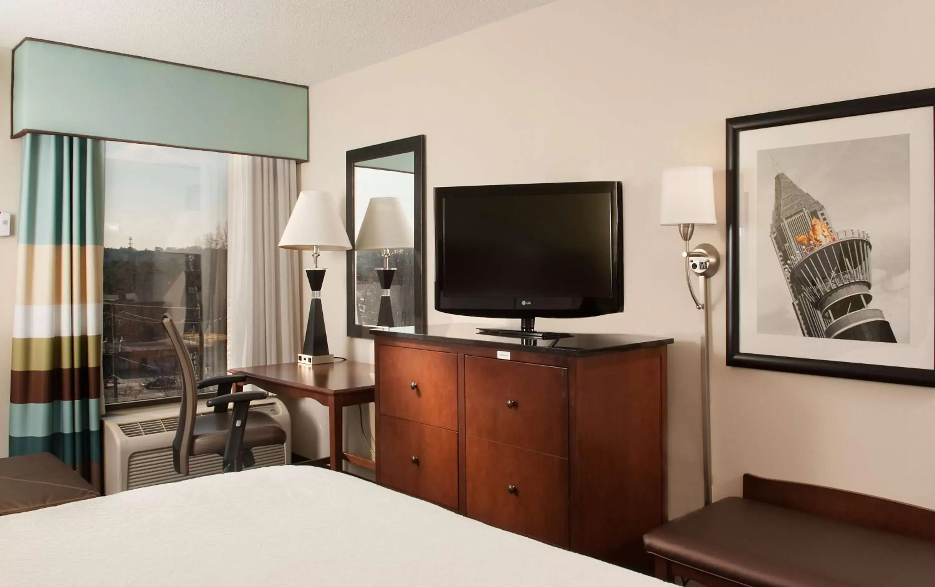 Bed, TV/Entertainment Center in Hampton Inn Atlanta-North Druid Hills