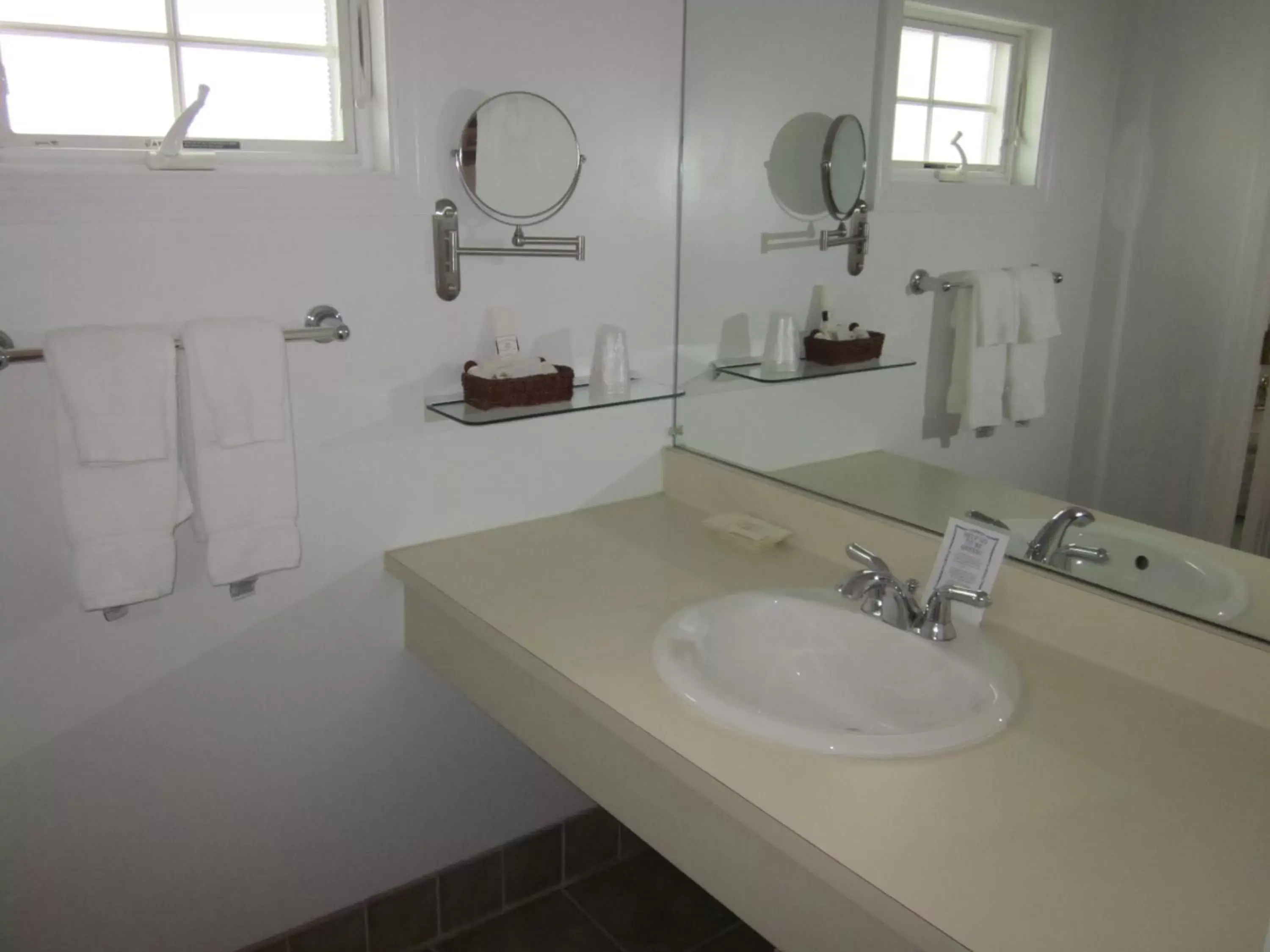 Bathroom in Stanton House Inn