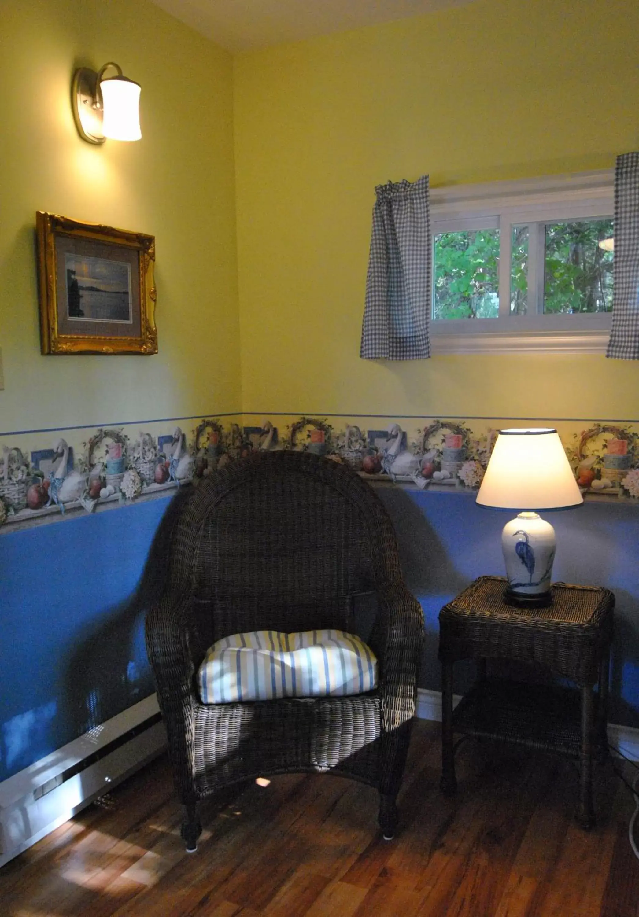 Seating area, Bed in Dominion Hill Country Inn