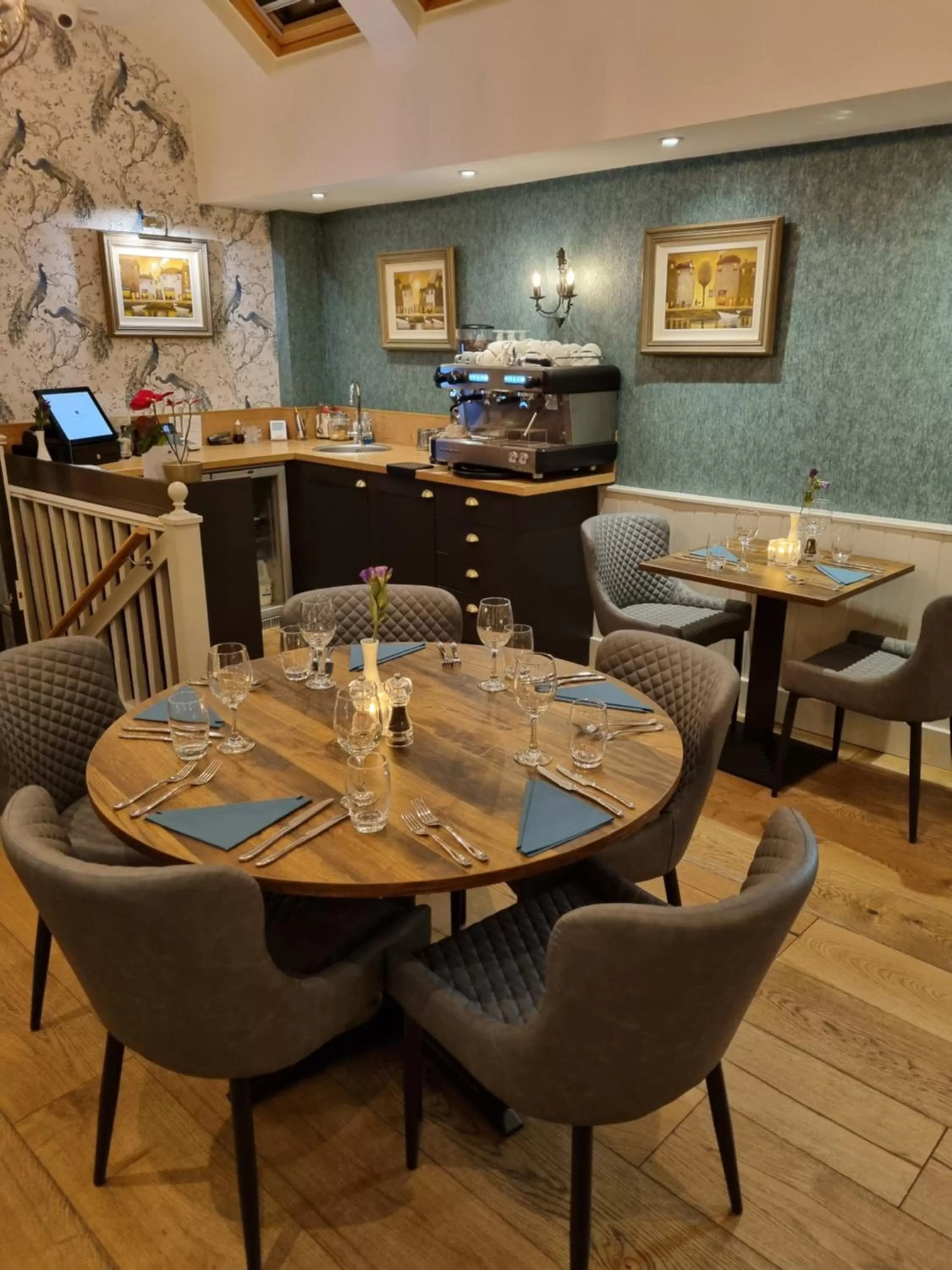 Restaurant/Places to Eat in White Horse Inn & Restaurant