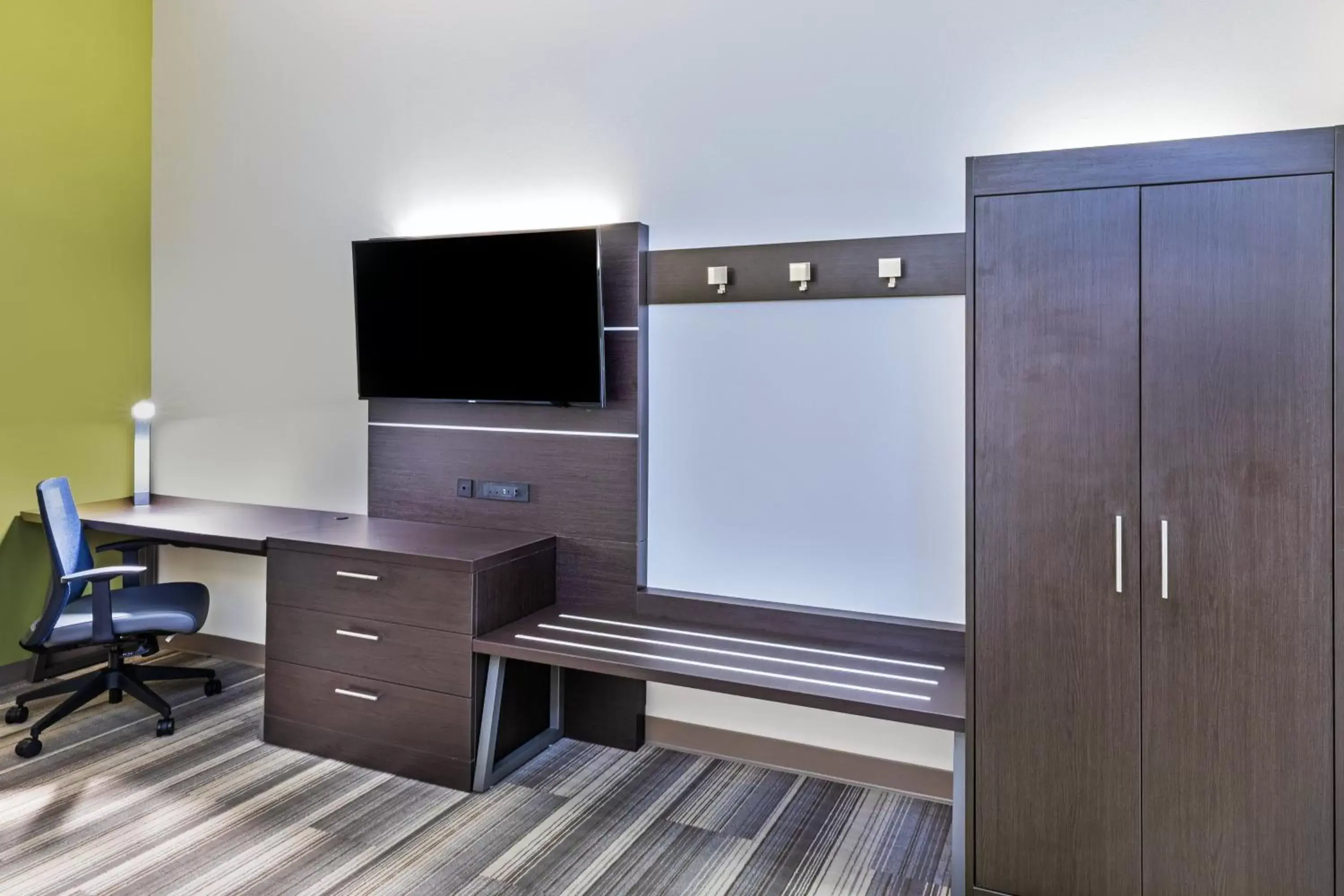 Bedroom, TV/Entertainment Center in Holiday Inn Express & Suites Purcell, an IHG Hotel