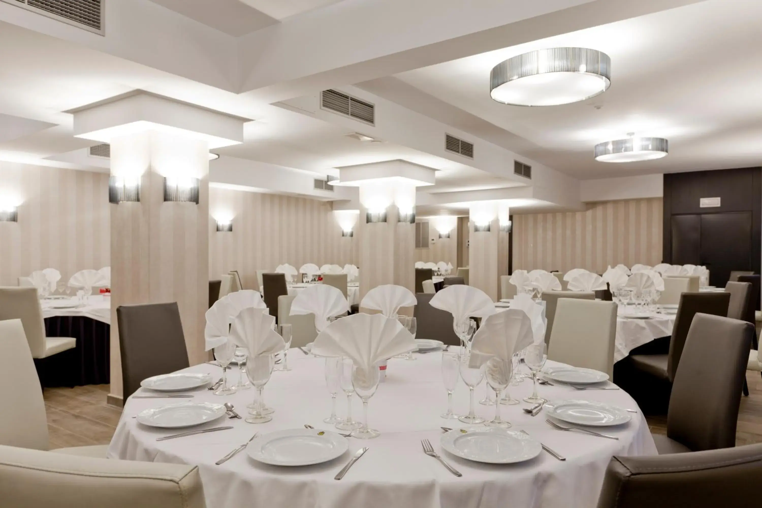 Restaurant/places to eat, Banquet Facilities in Reina Cristina