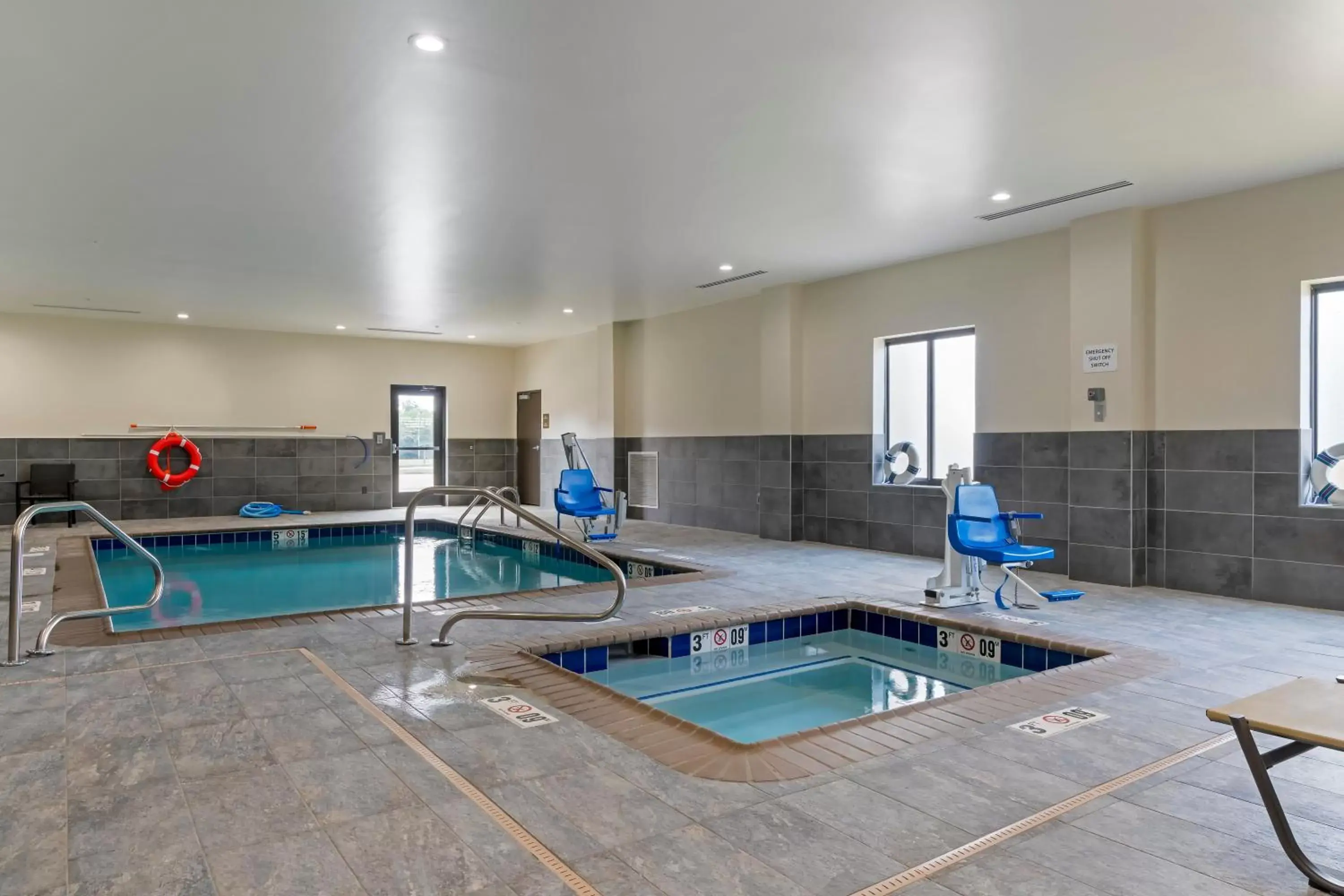 Hot Tub, Swimming Pool in Comfort Suites