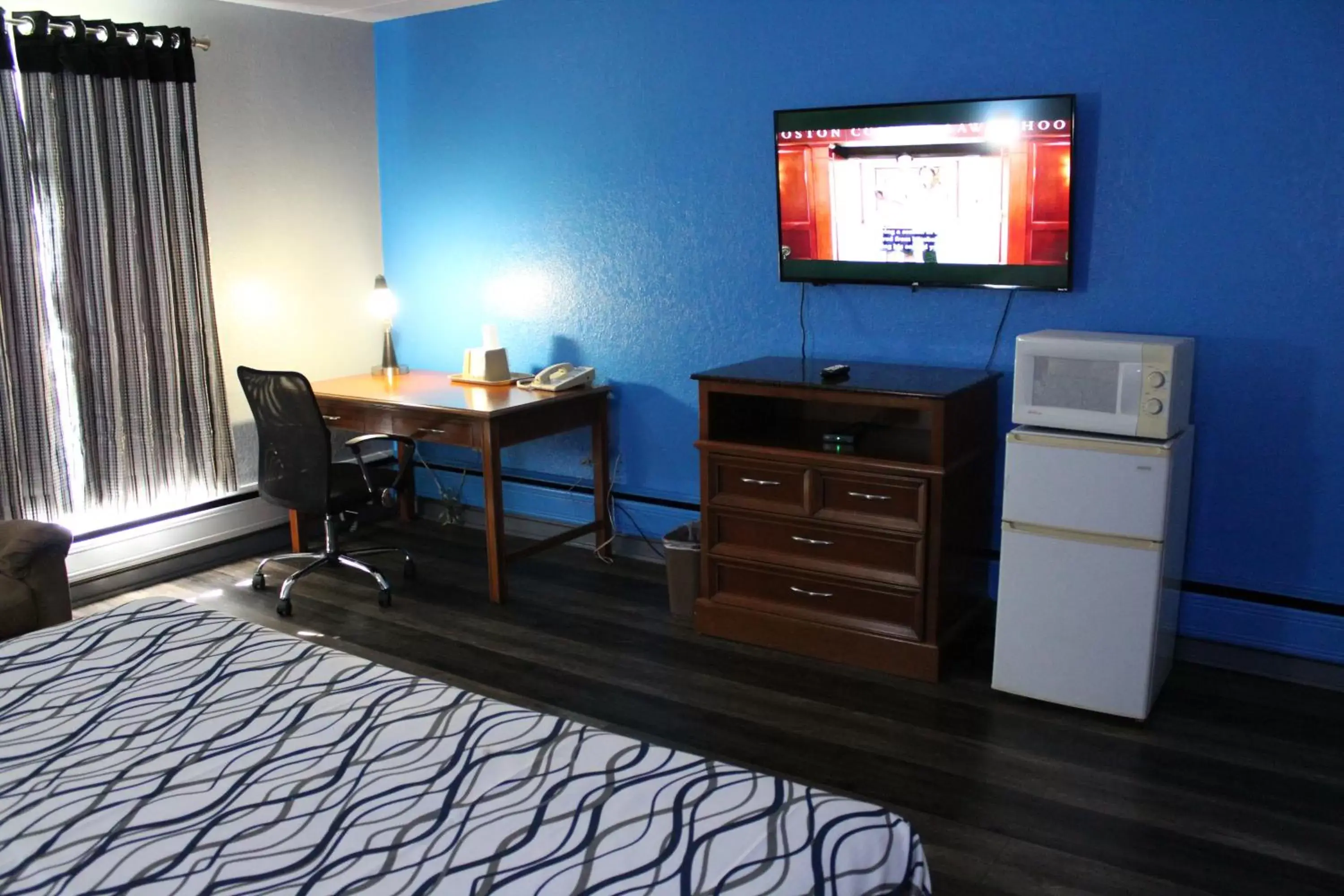 TV and multimedia, TV/Entertainment Center in Executive Inn