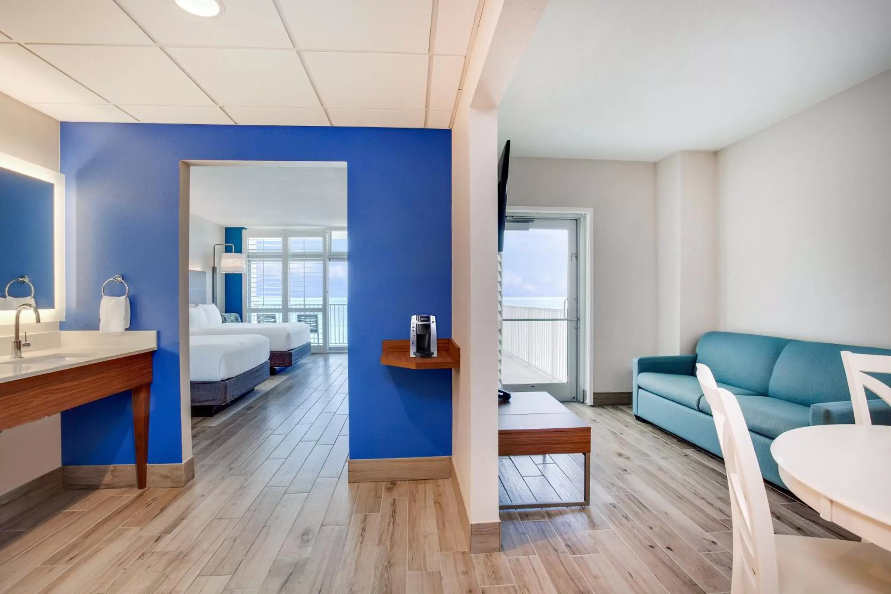 Queen Suite with Bunk Bed And Wrap Around Balcony - Gulf Front in Holiday Inn Express & Suites Panama City Beach - Beachfront by IHG Queen Suite with Bunk Bed And Wrap Around Balcony - Gulf Front in Holiday Inn Express & Suites Panama City Beach - Beachfront by IHG