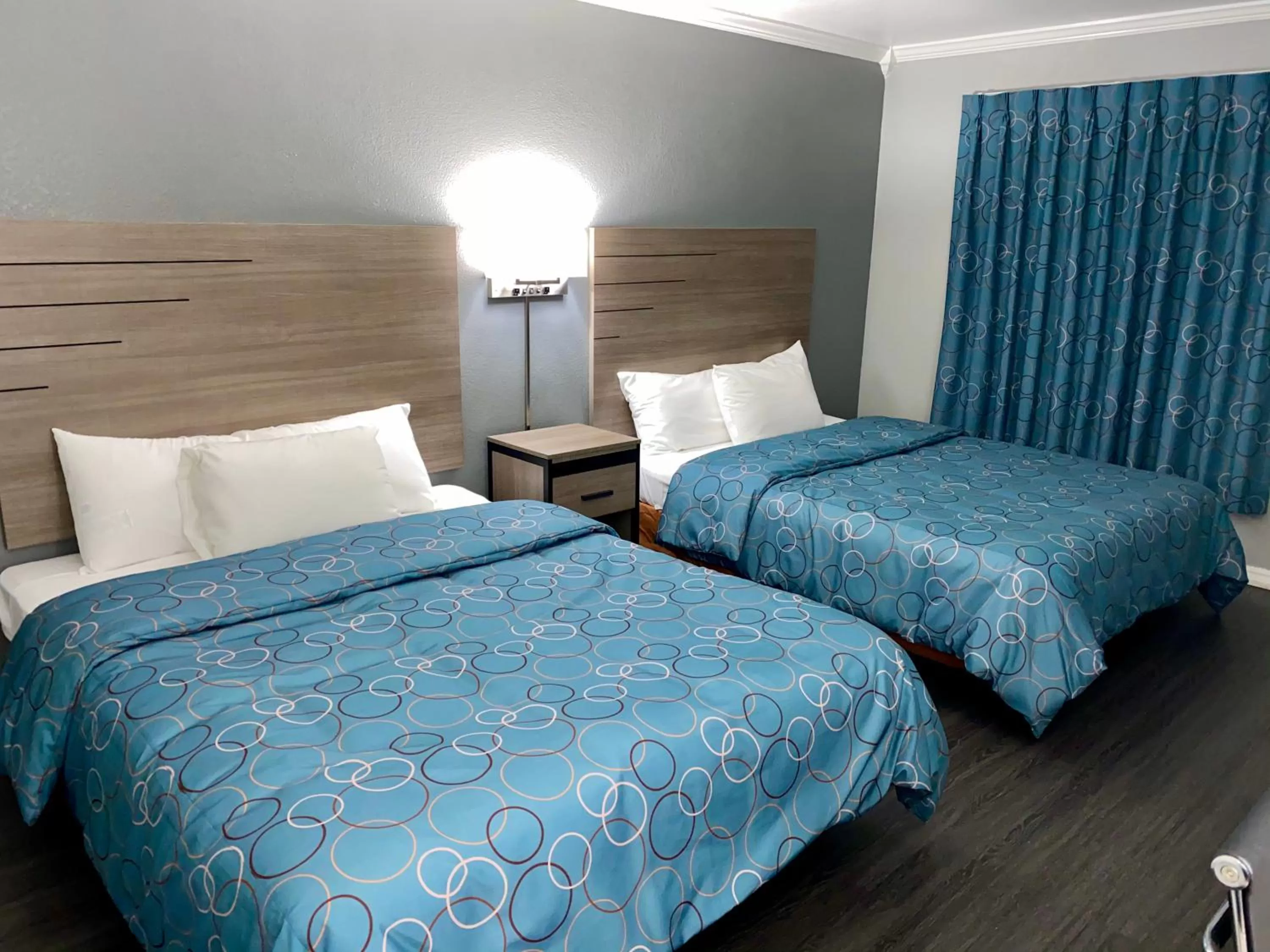 Bed in Budget Host Inn