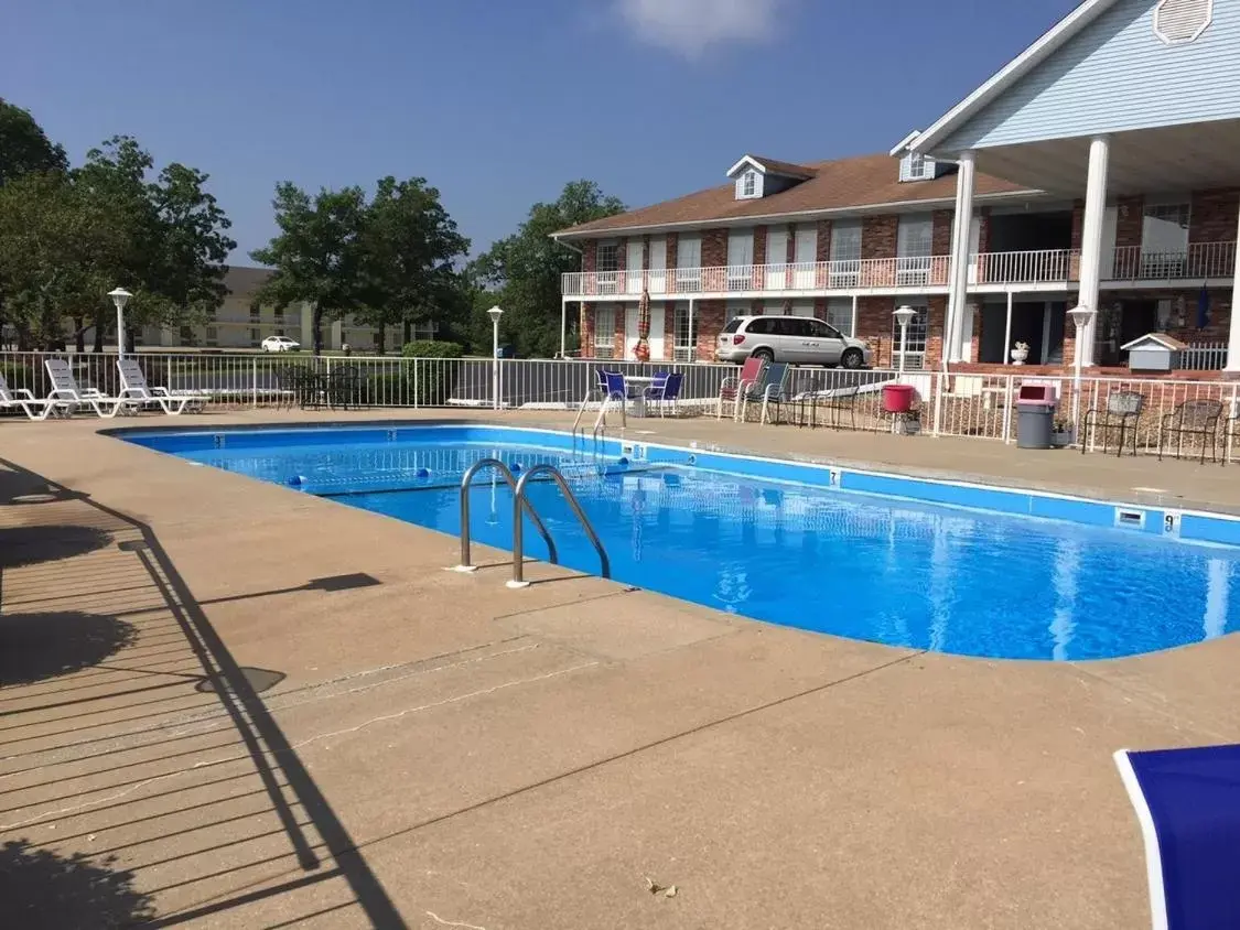 Swimming Pool in Twelve Oaks Inn