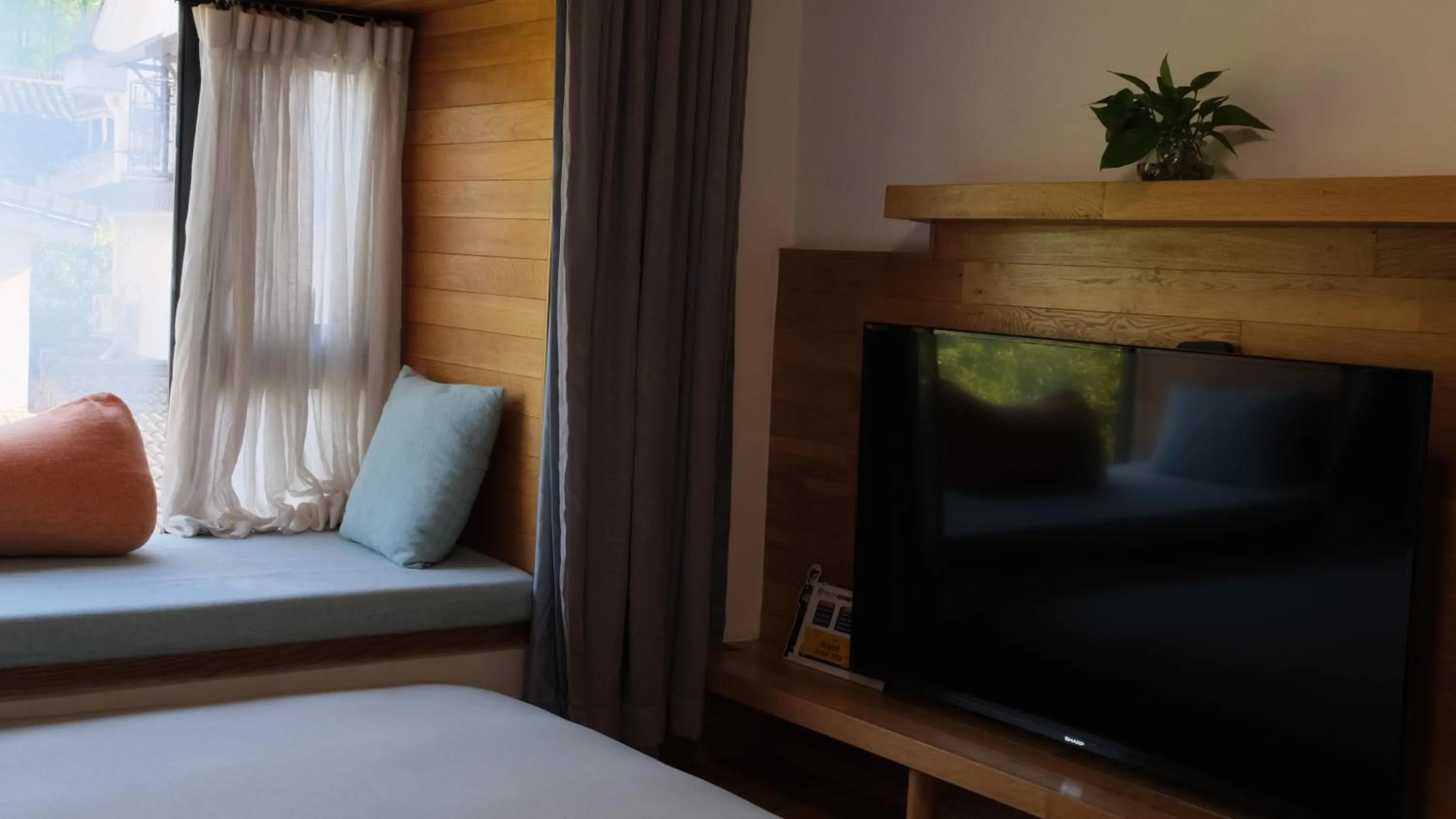 Bedroom, Bed in Rock&Wood Cozy House