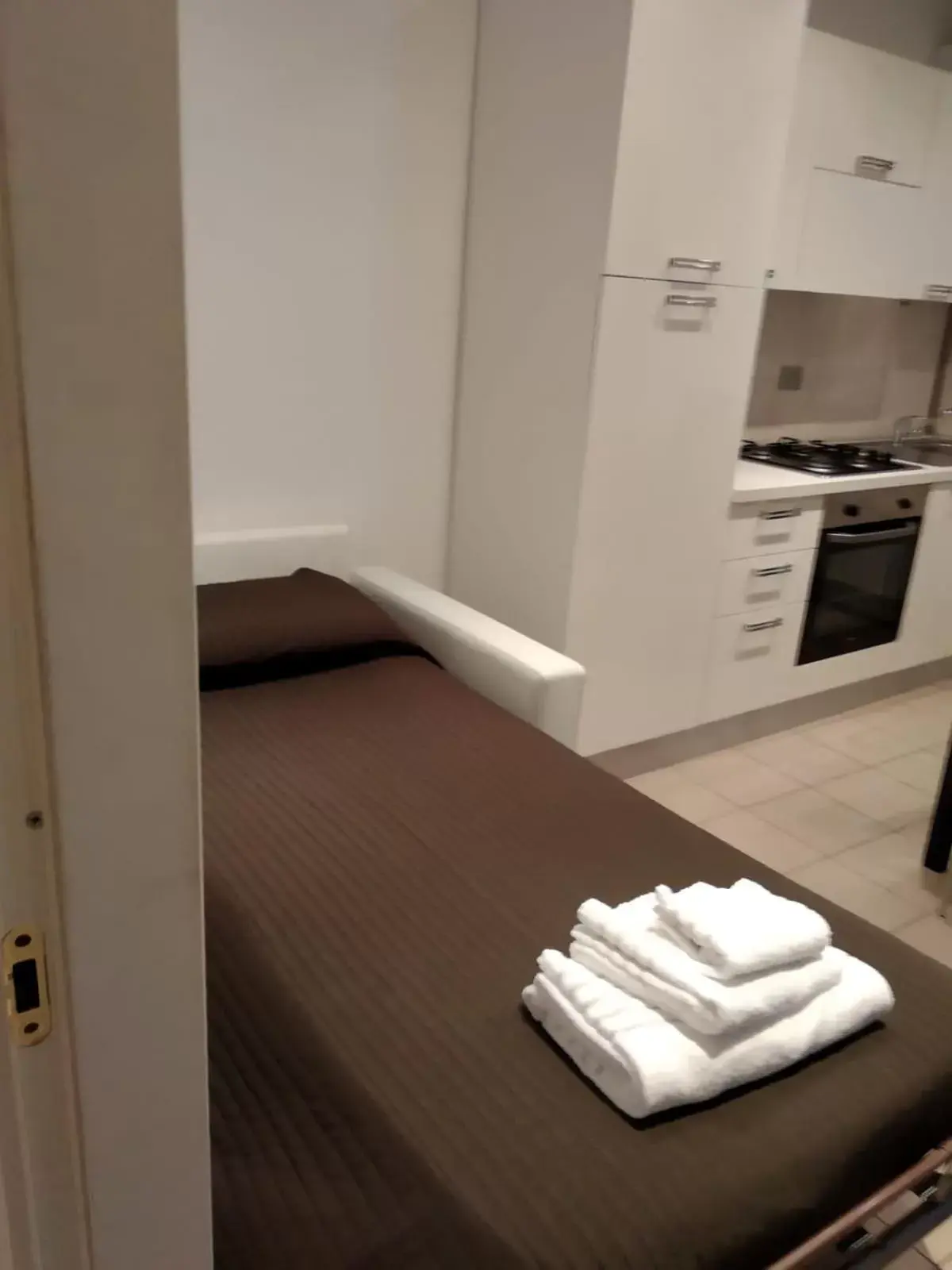 Kitchen or kitchenette, Bed in Easy Milano - Rooms and Apartments Navigli