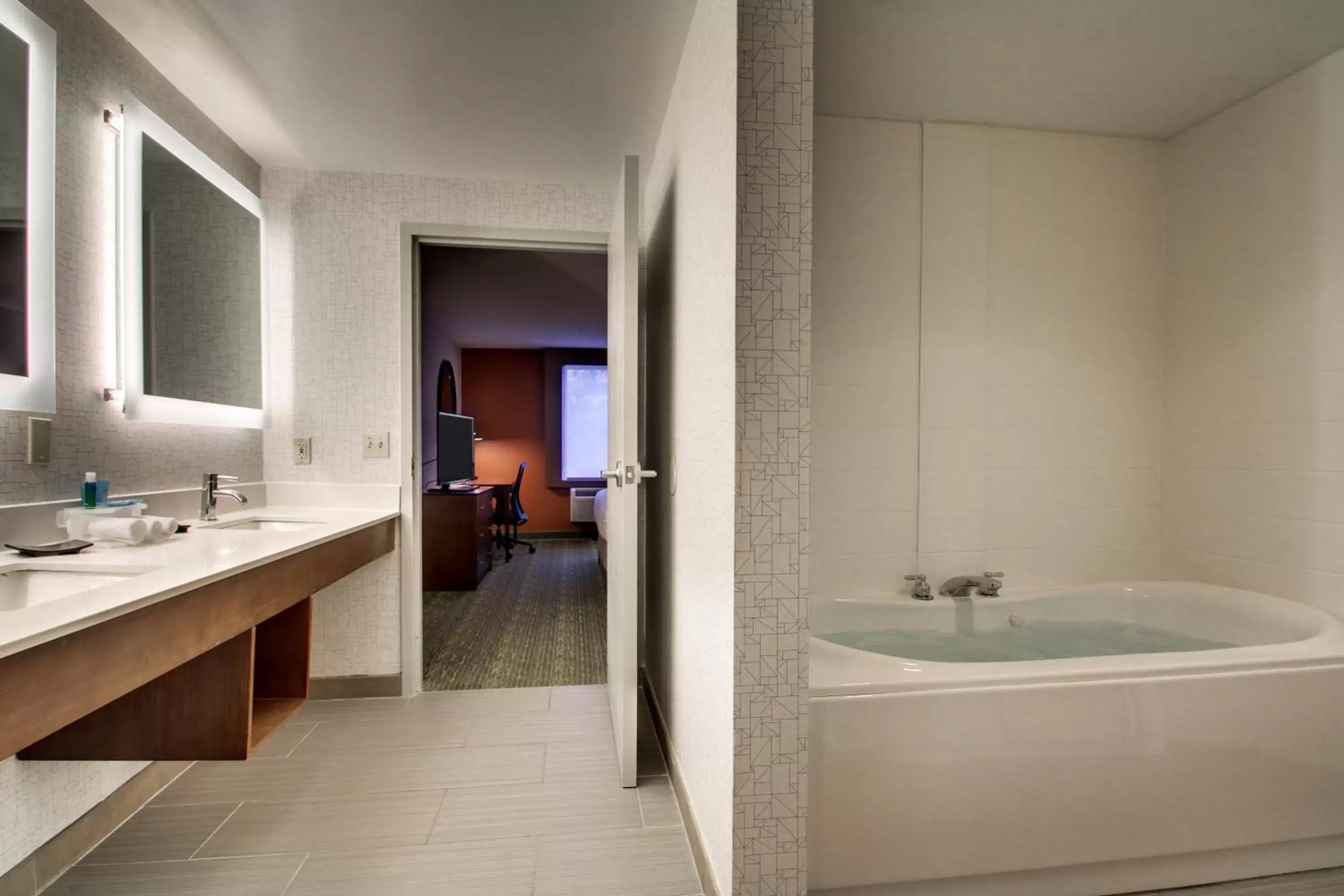 Photo of the whole room, Bathroom in Holiday Inn Express & Suites - Lincoln East - White Mountains, an IHG Hotel