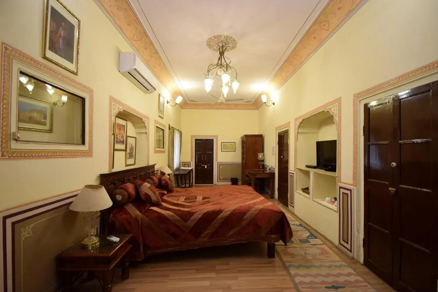 Photo of the whole room, Bed in Hari Mahal Palace by Pachar Group