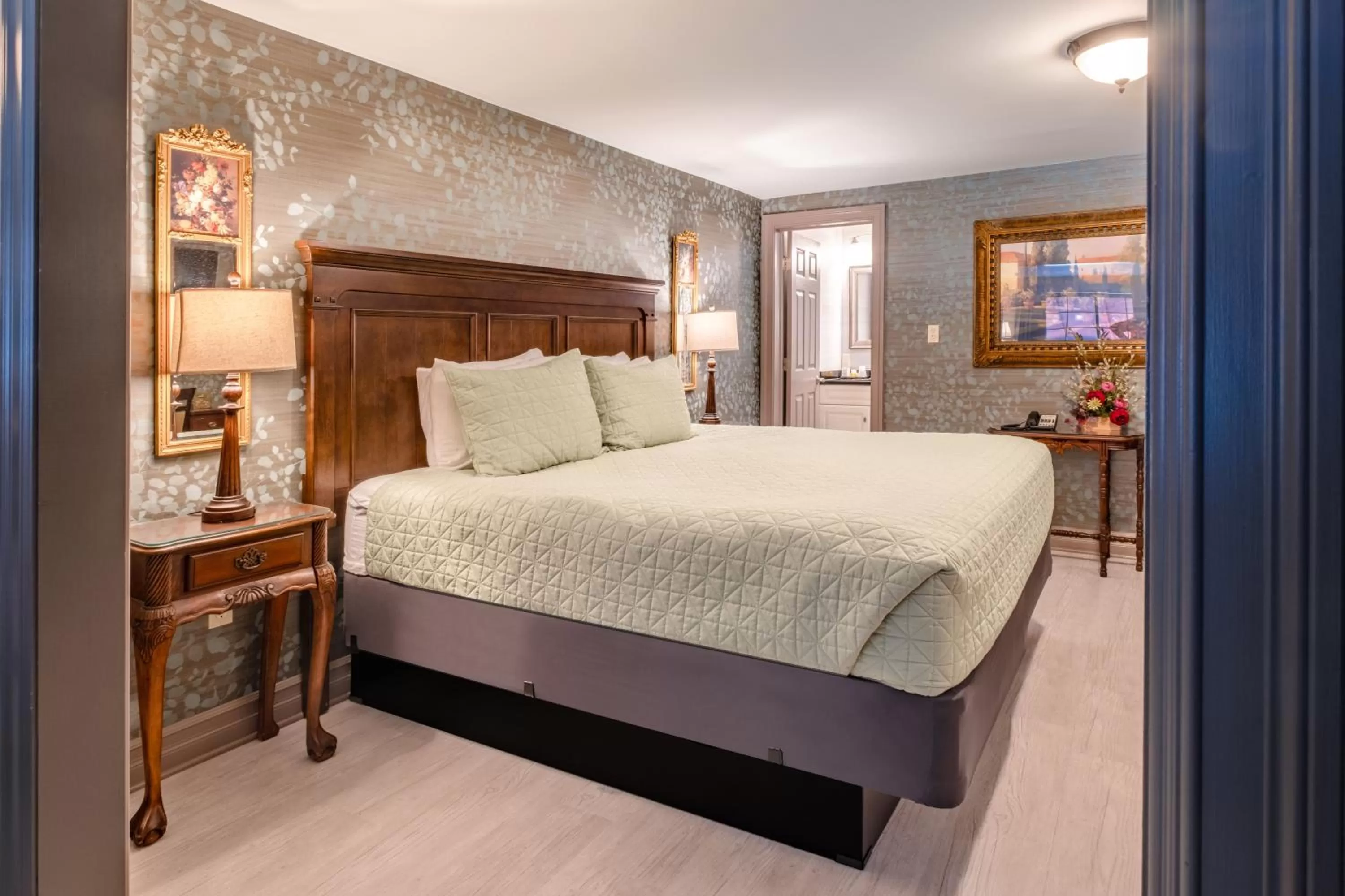 Bedroom, Bed in Red Coach Inn