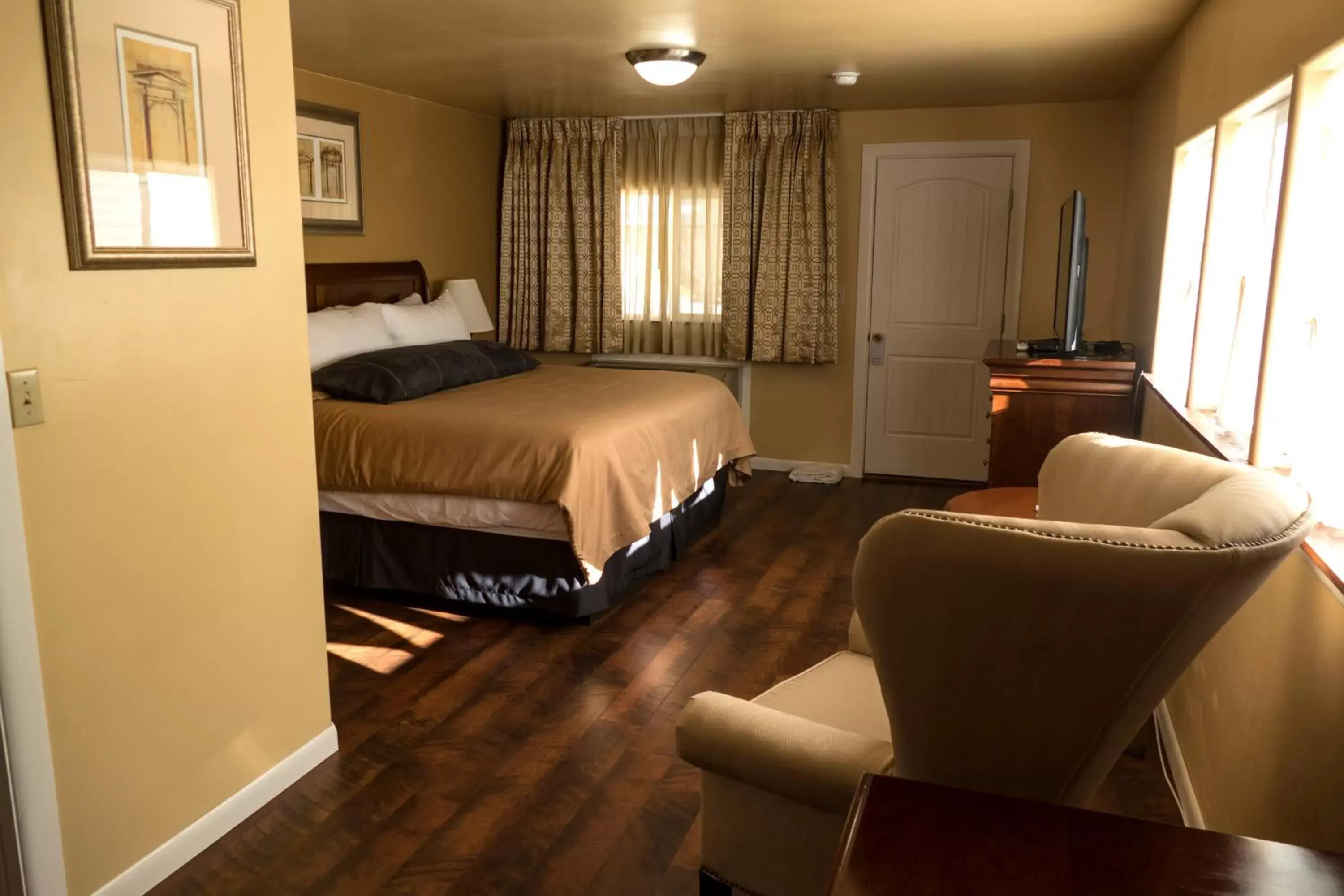 Photo of the whole room in Abram Inn & Suites