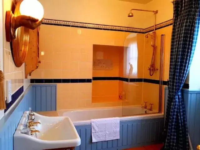 Bathroom in No 6 The Square Tearooms & Accommodation