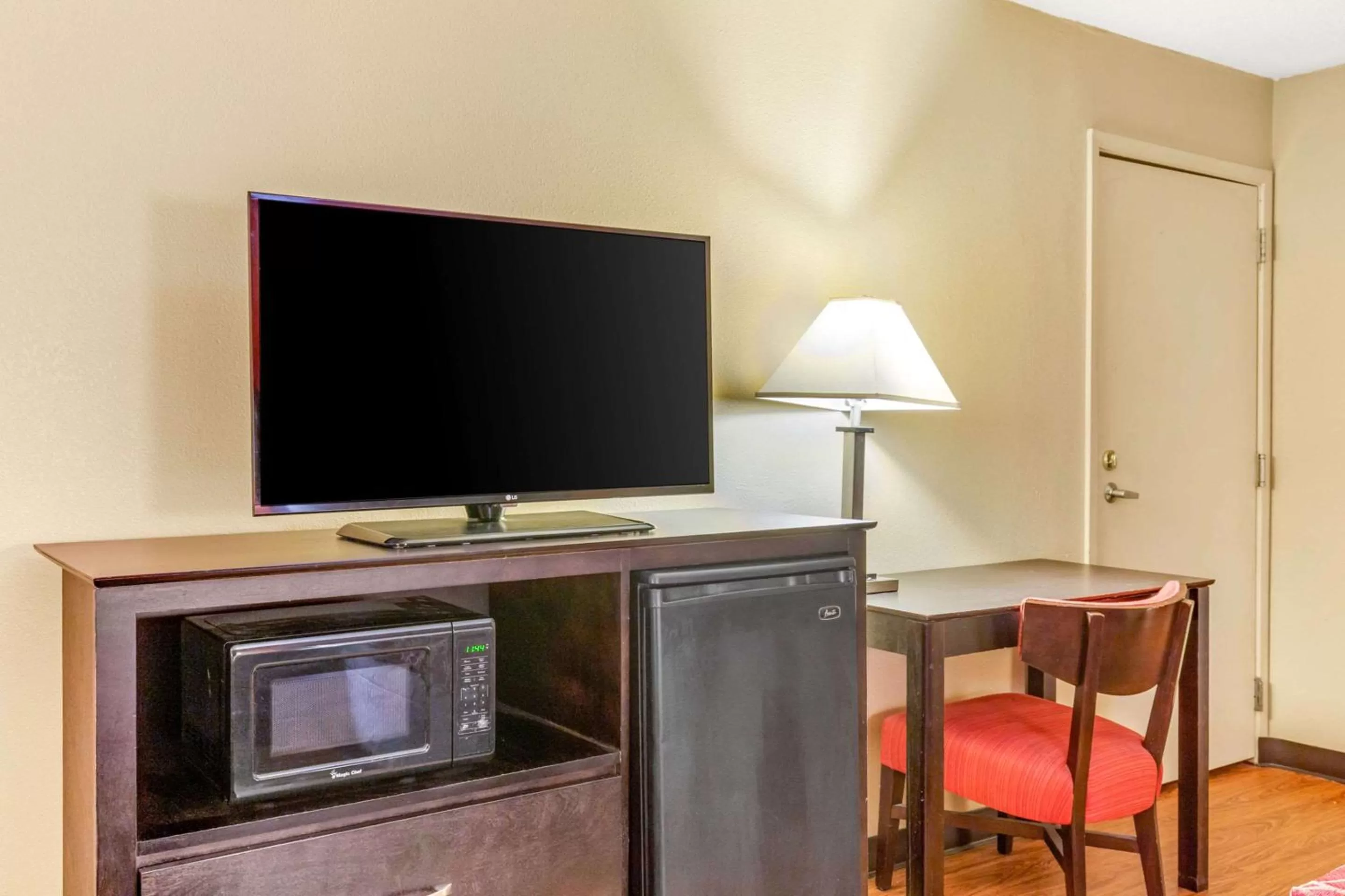 Photo of the whole room in Econo Lodge Burlington I-40