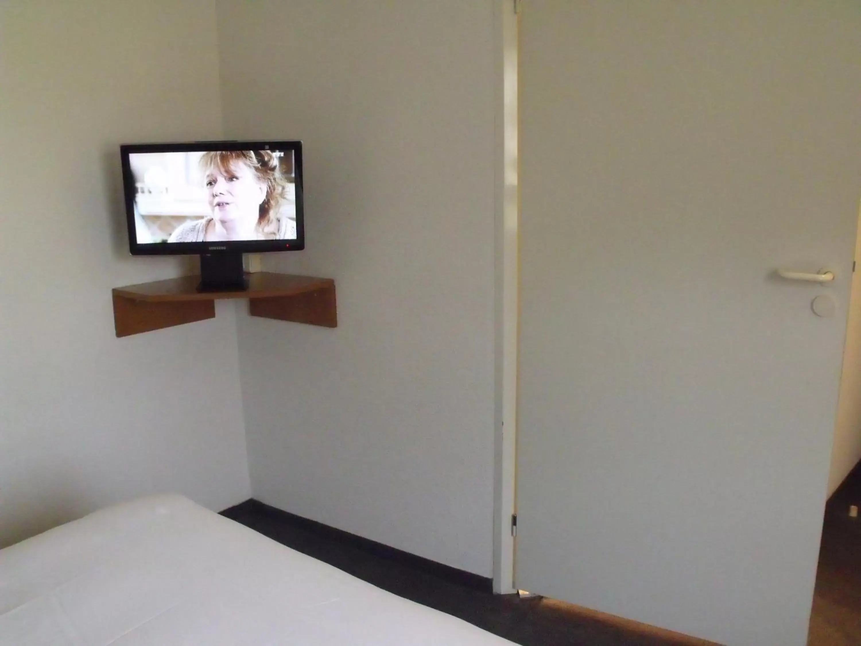 Bed, TV/Entertainment Center in Quick Palace Auxerre