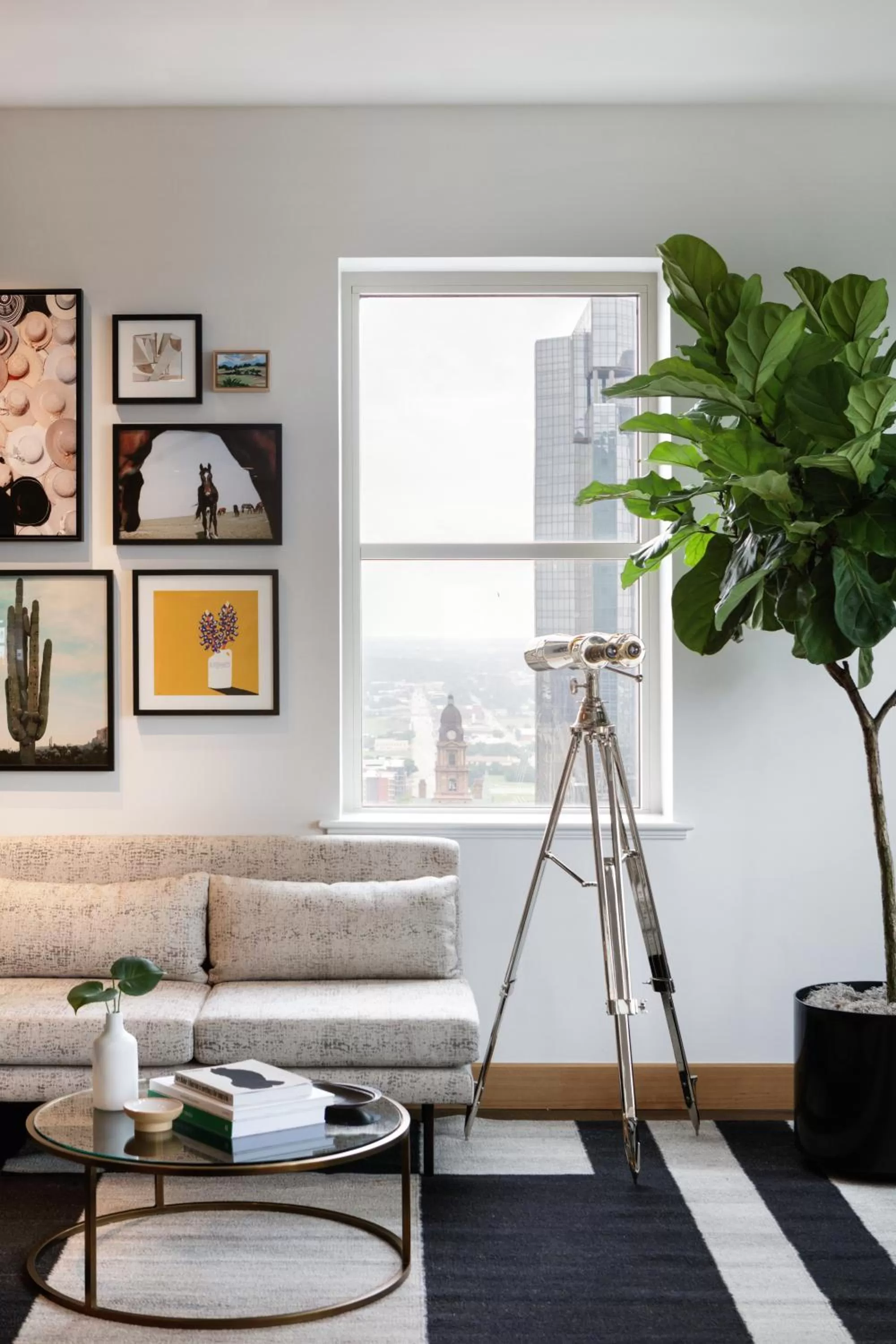 Living room in Kimpton - Harper Hotel by IHG