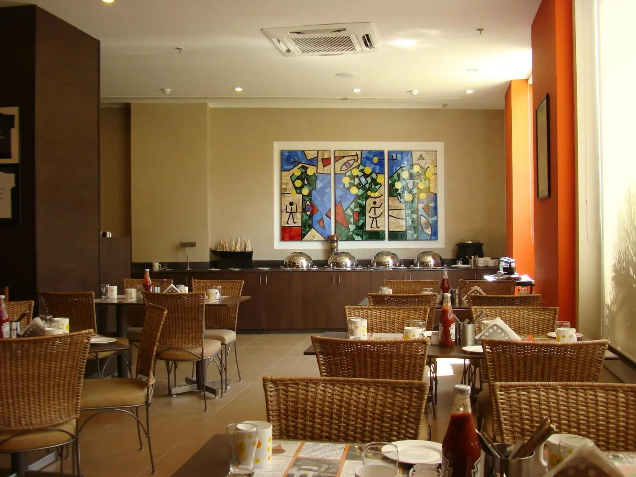 Restaurant/Places to Eat in Lemon Tree Hotel Chennai