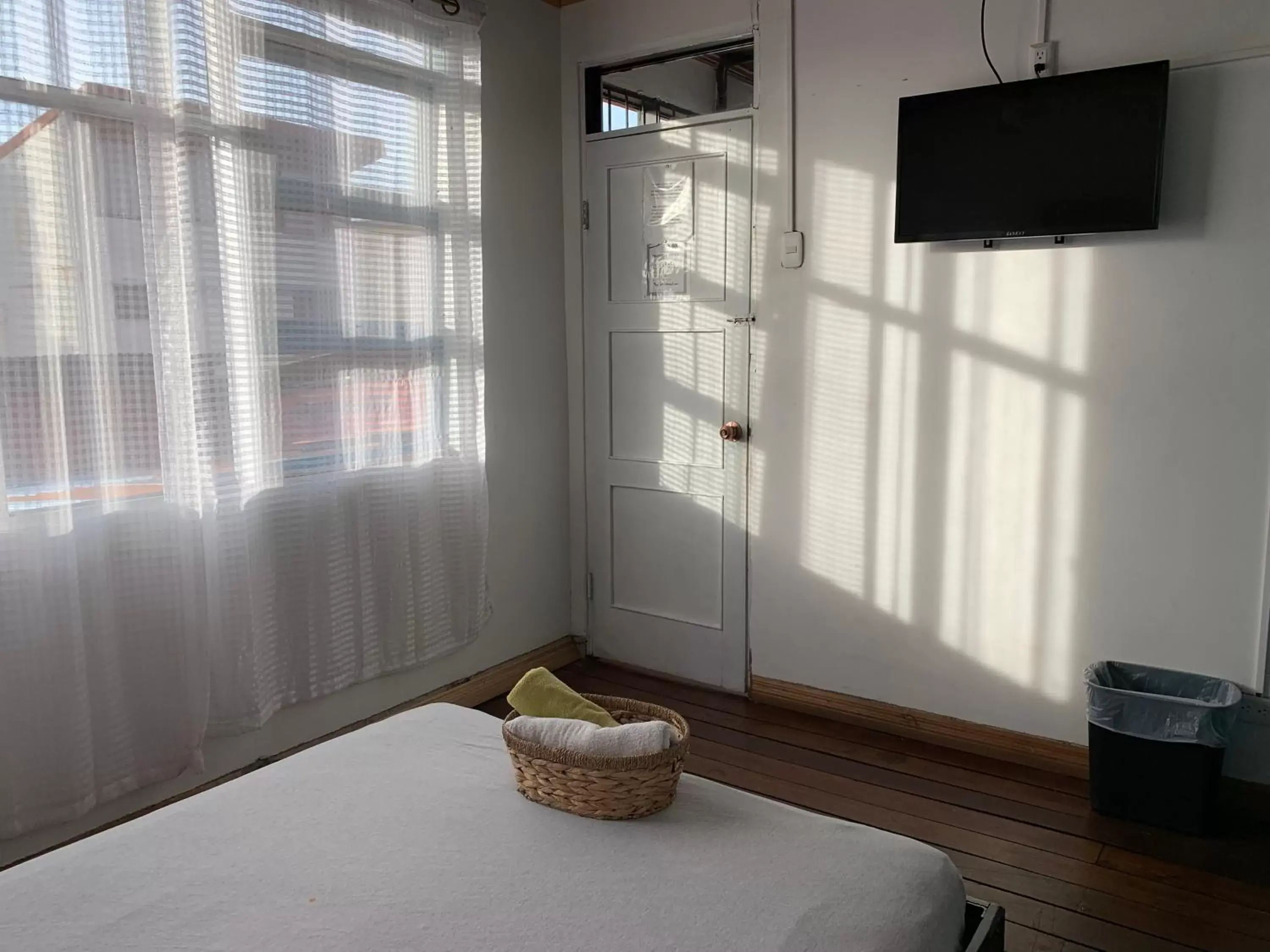 Toilet, TV/Entertainment Center in Hotel Cortez Azul