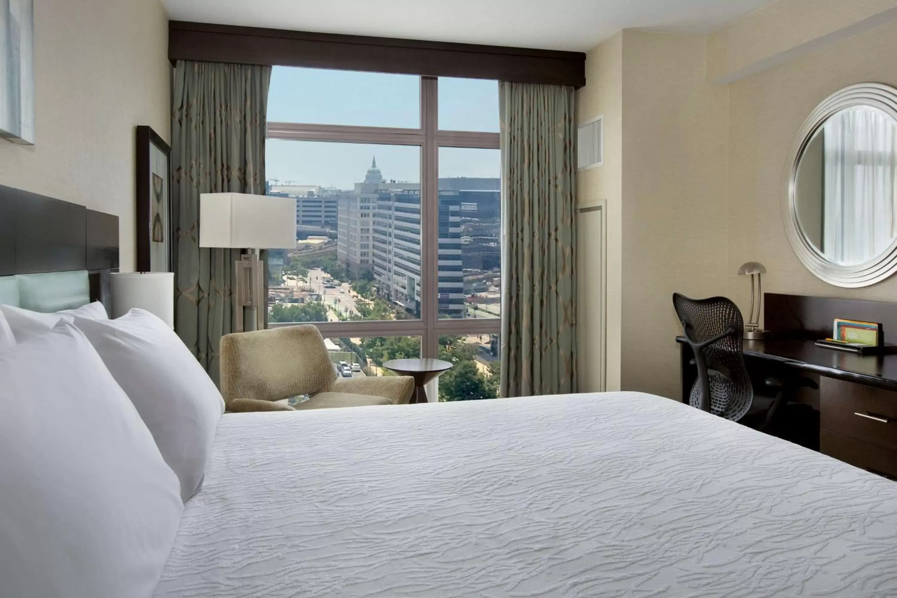 Bedroom, Bed in Hilton Garden Inn Washington D.C./U.S. Capitol