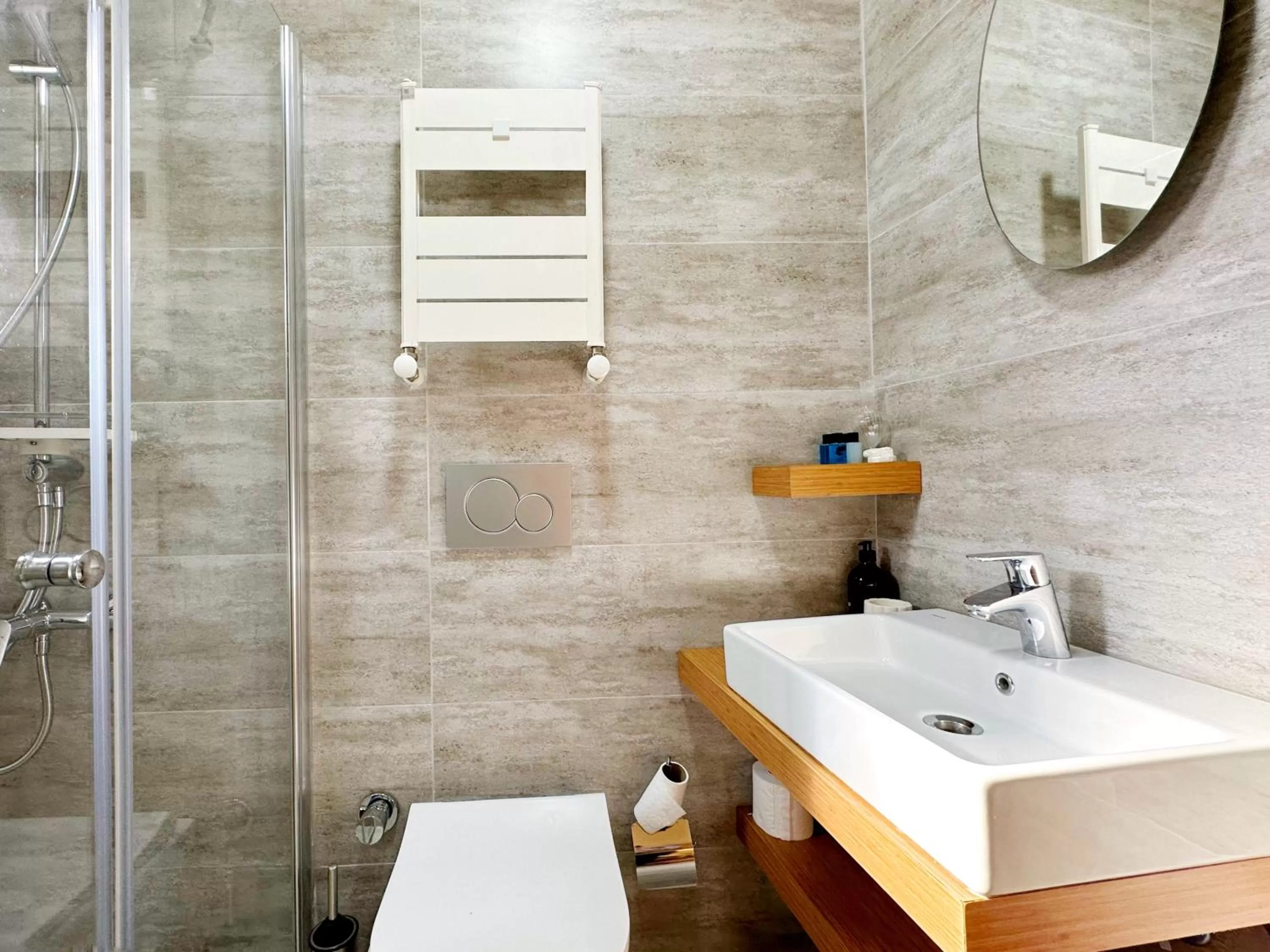 Shower in Sultan Pier Hotel