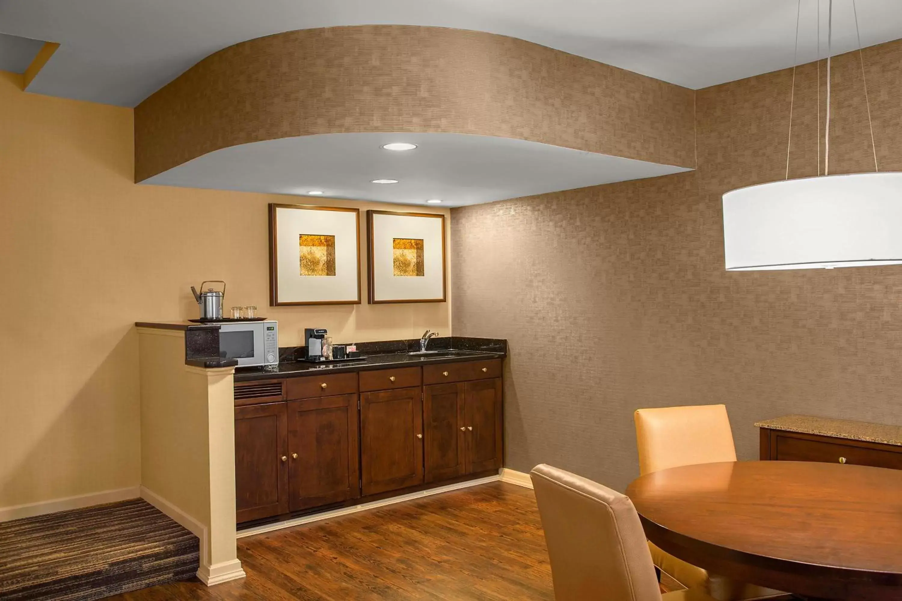 Photo of the whole room, Kitchen/Kitchenette in Sheraton Suites Akron Cuyahoga Falls