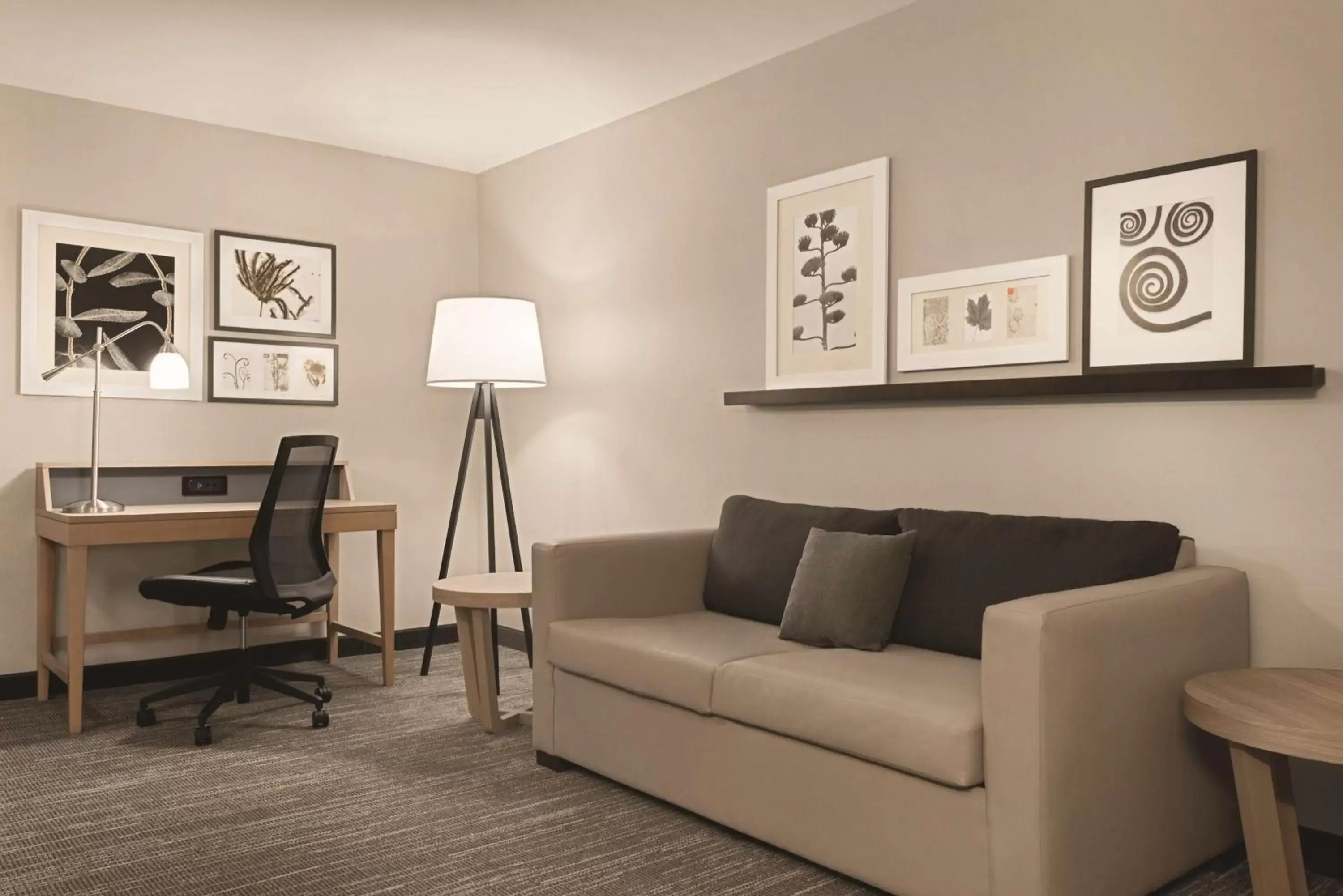 Photo of the whole room, Seating Area in Country Inn & Suites by Radisson, Dubuque, IA