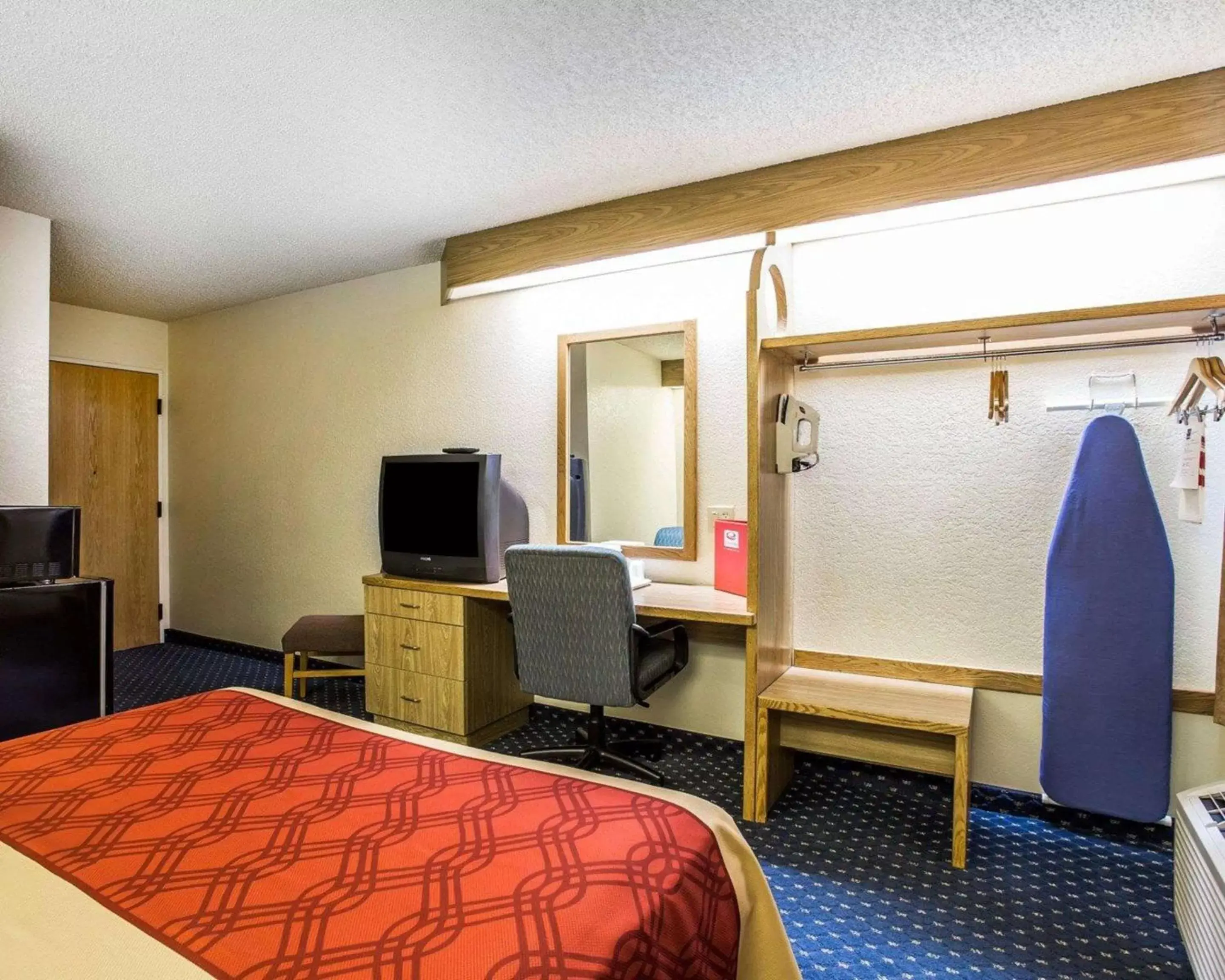 Photo of the whole room, TV/Entertainment Center in Econo Lodge Denver International Airport