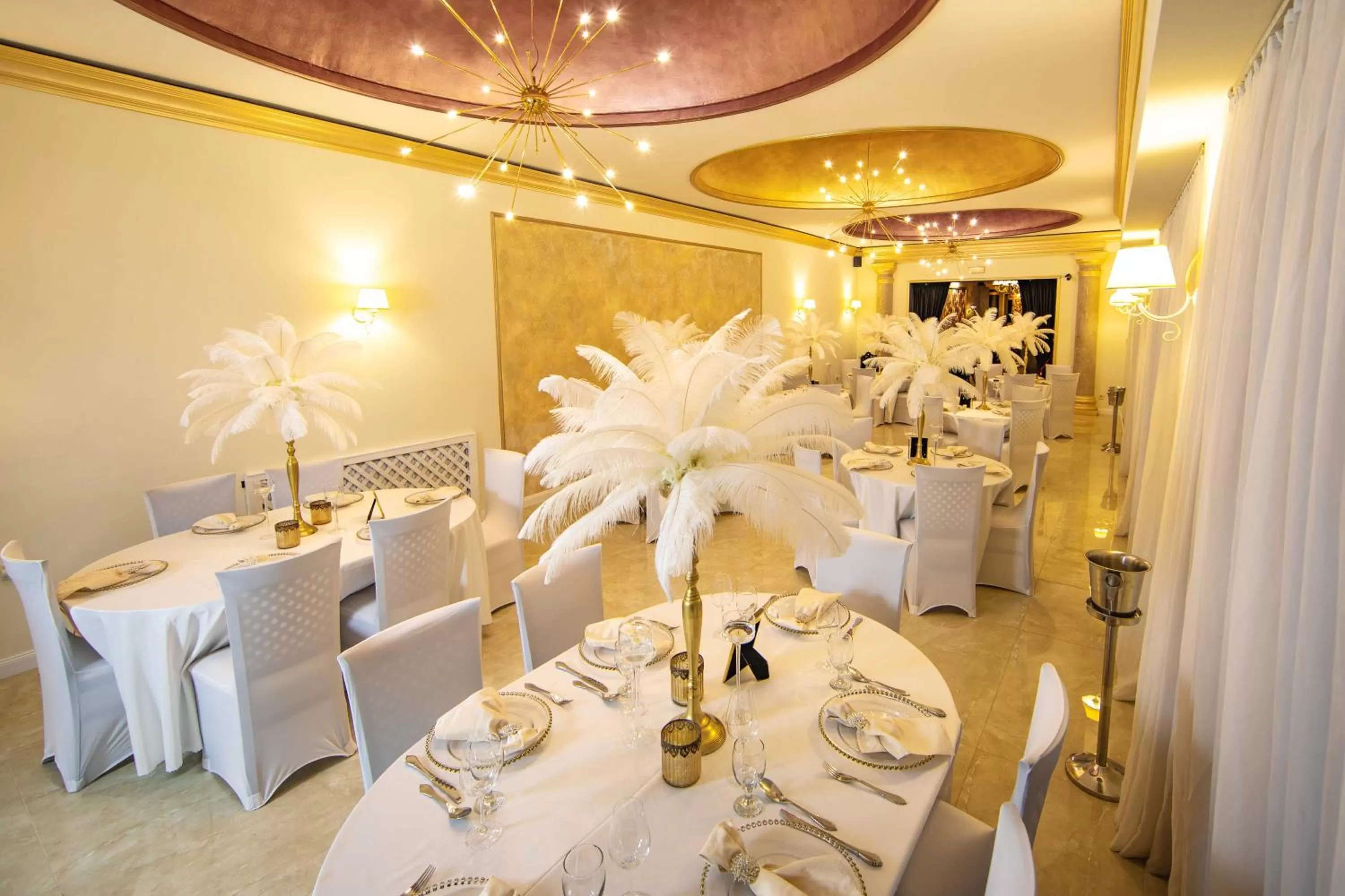 Restaurant/places to eat in Hotel Capital with private wellness