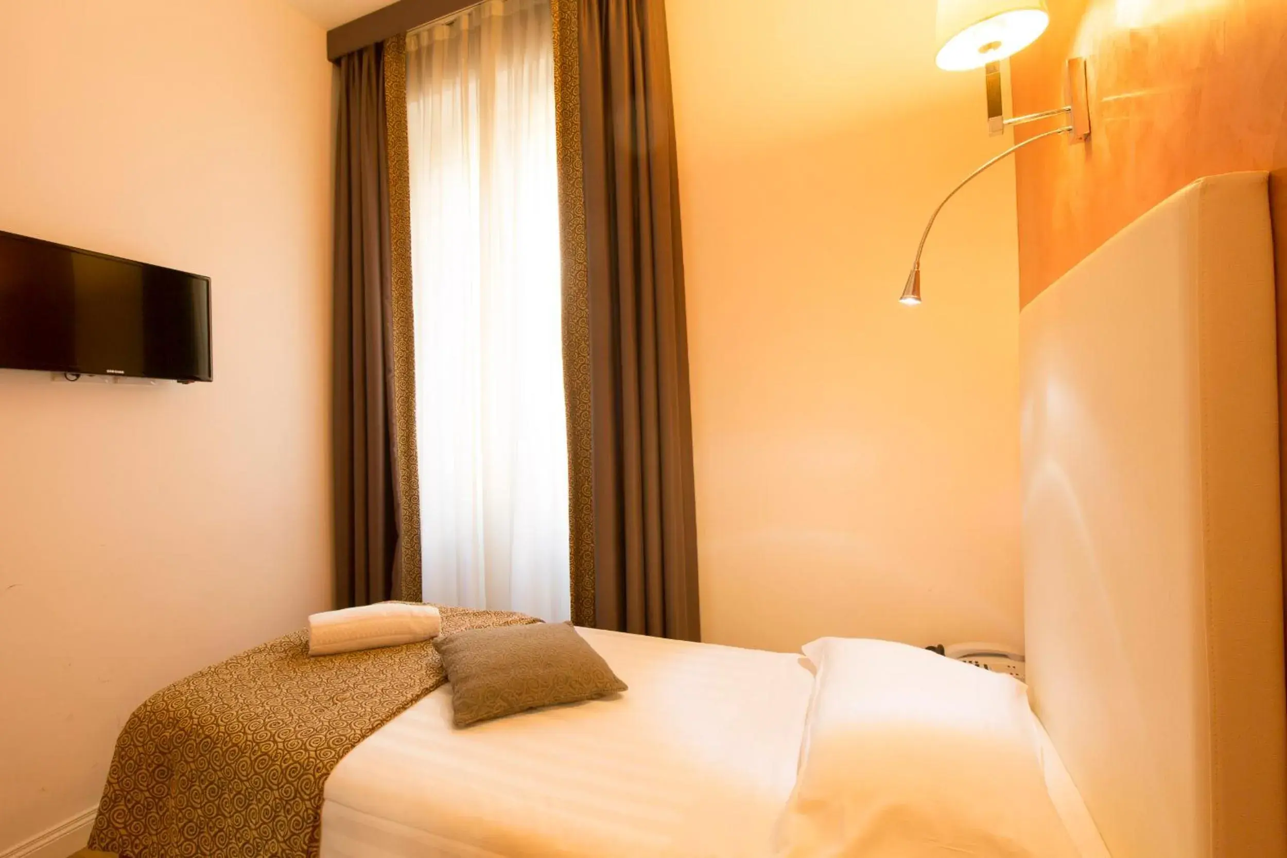 Comfort Single Room in Floris Hotel