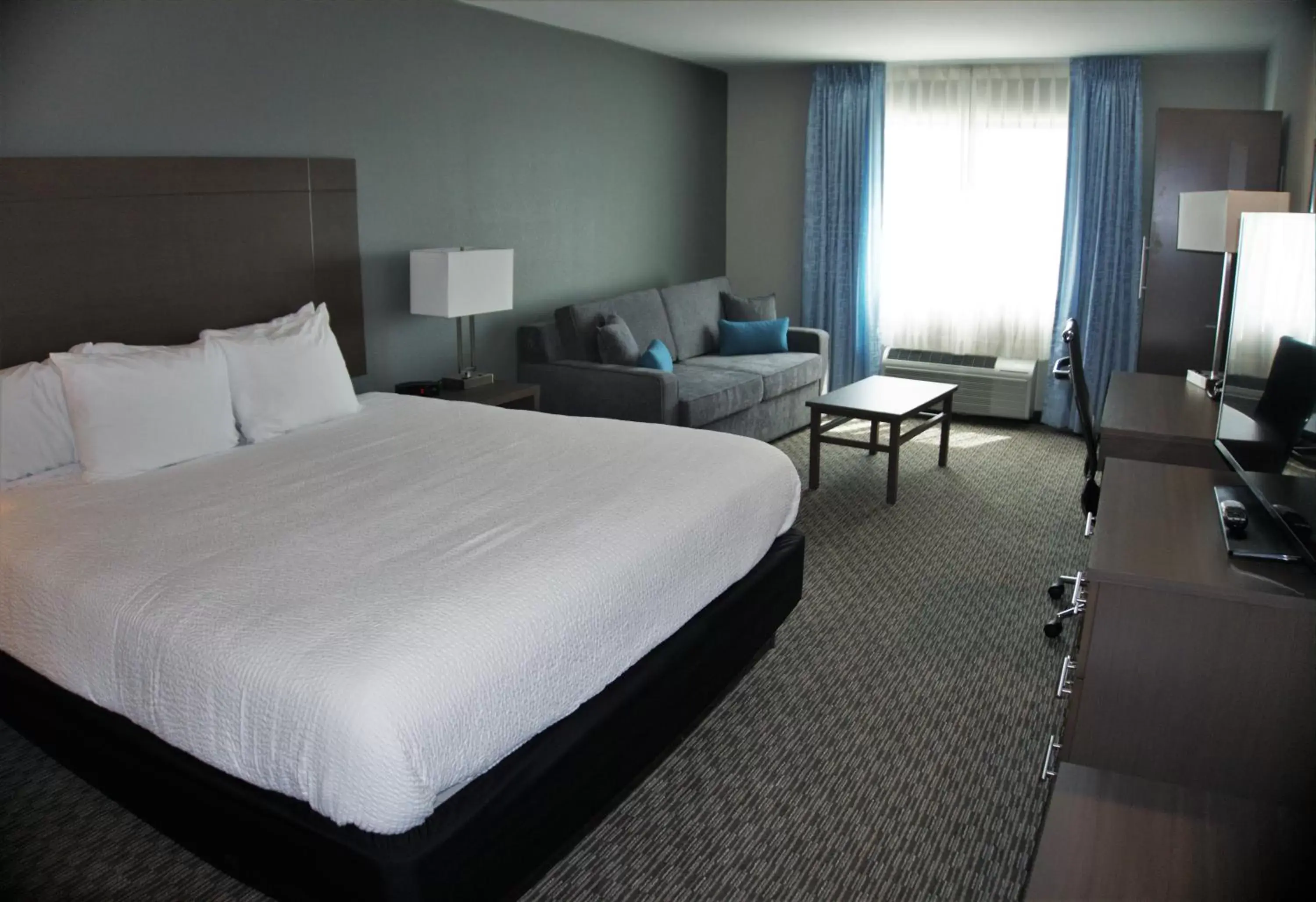 Seating area, Bed in Brookstone Inn & Suites